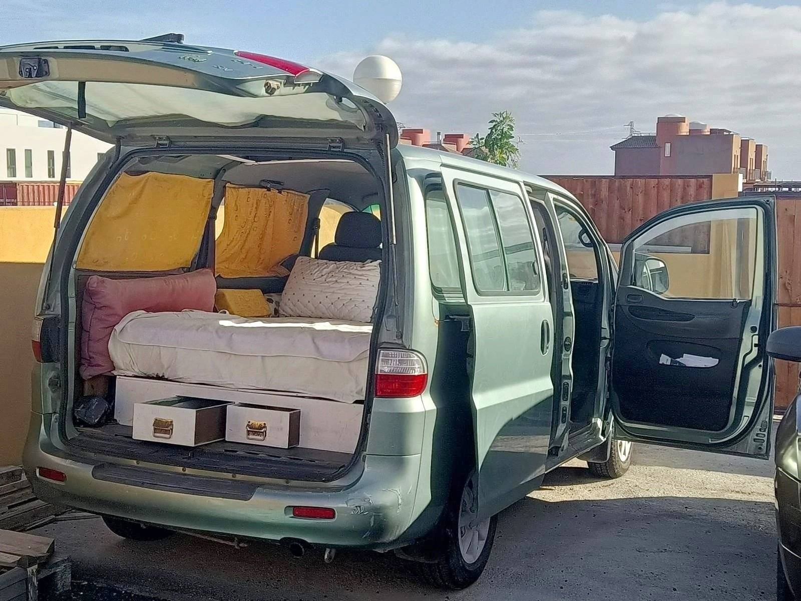 Vista de 3/4 Hyundai H1 - Yescapa