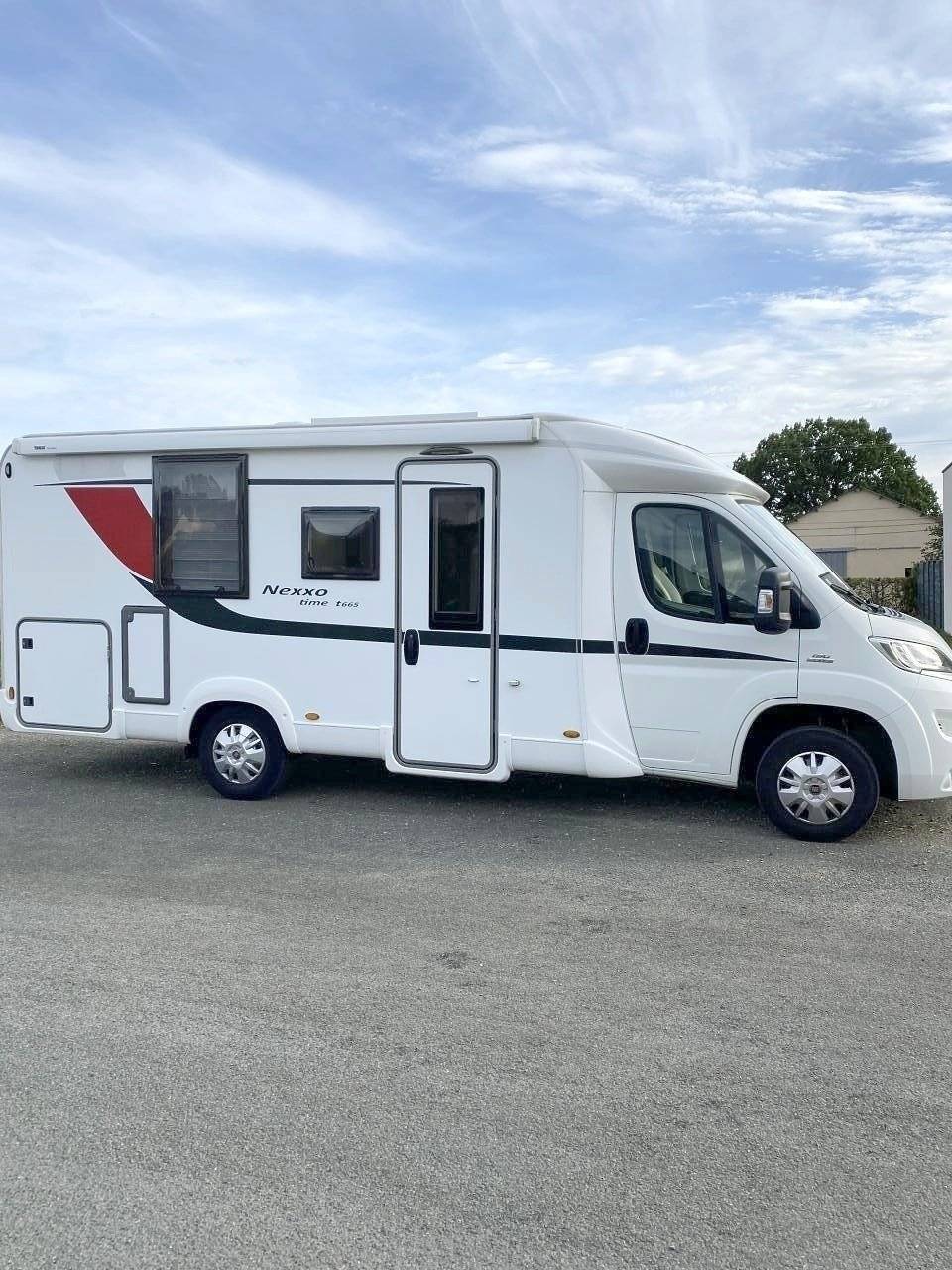 Front view from 3/4 Fiat 2,3 l 130 ch - Yescapa