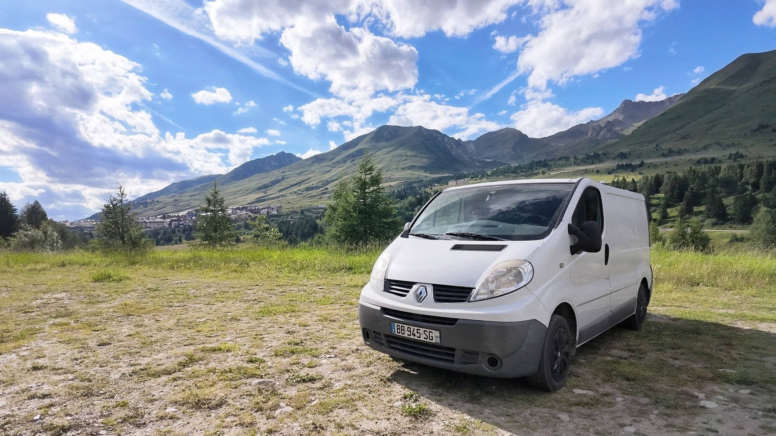 Vista de 3/4 Renault Trafic - Yescapa