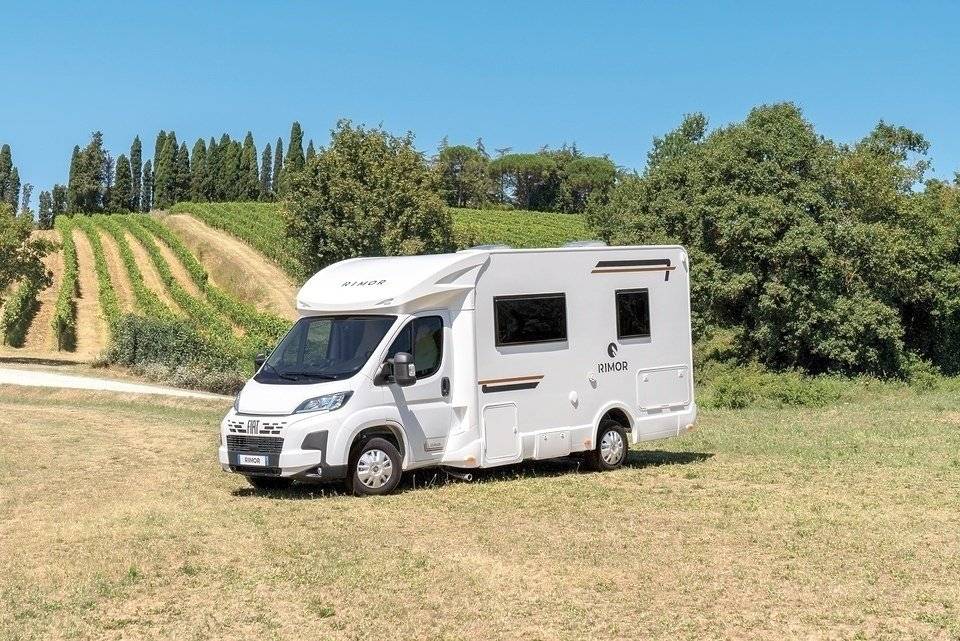 Front view from 3/4 Fiat ducado 140 - Yescapa
