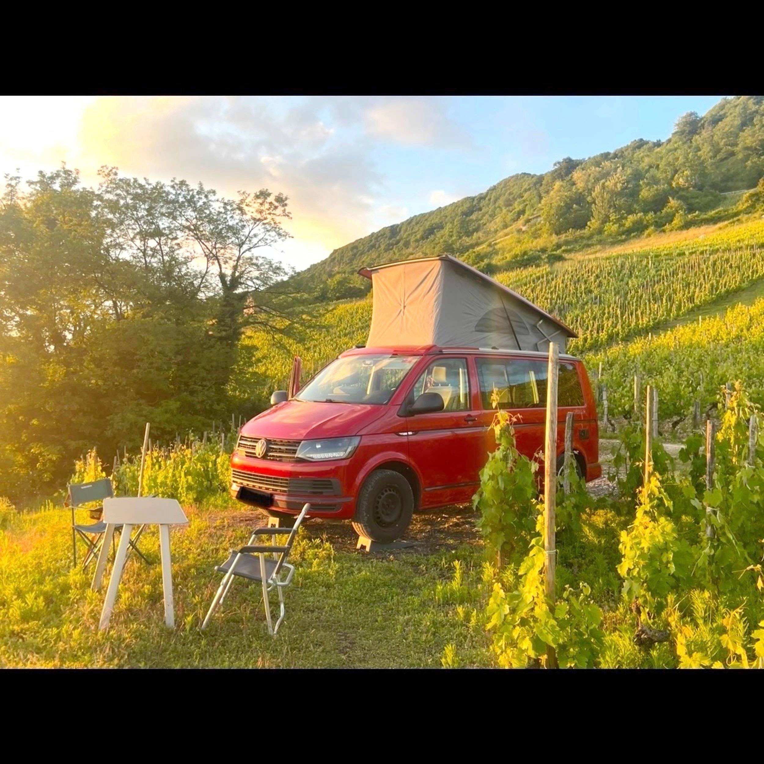 Front view from 3/4 Volkswagen California - Yescapa