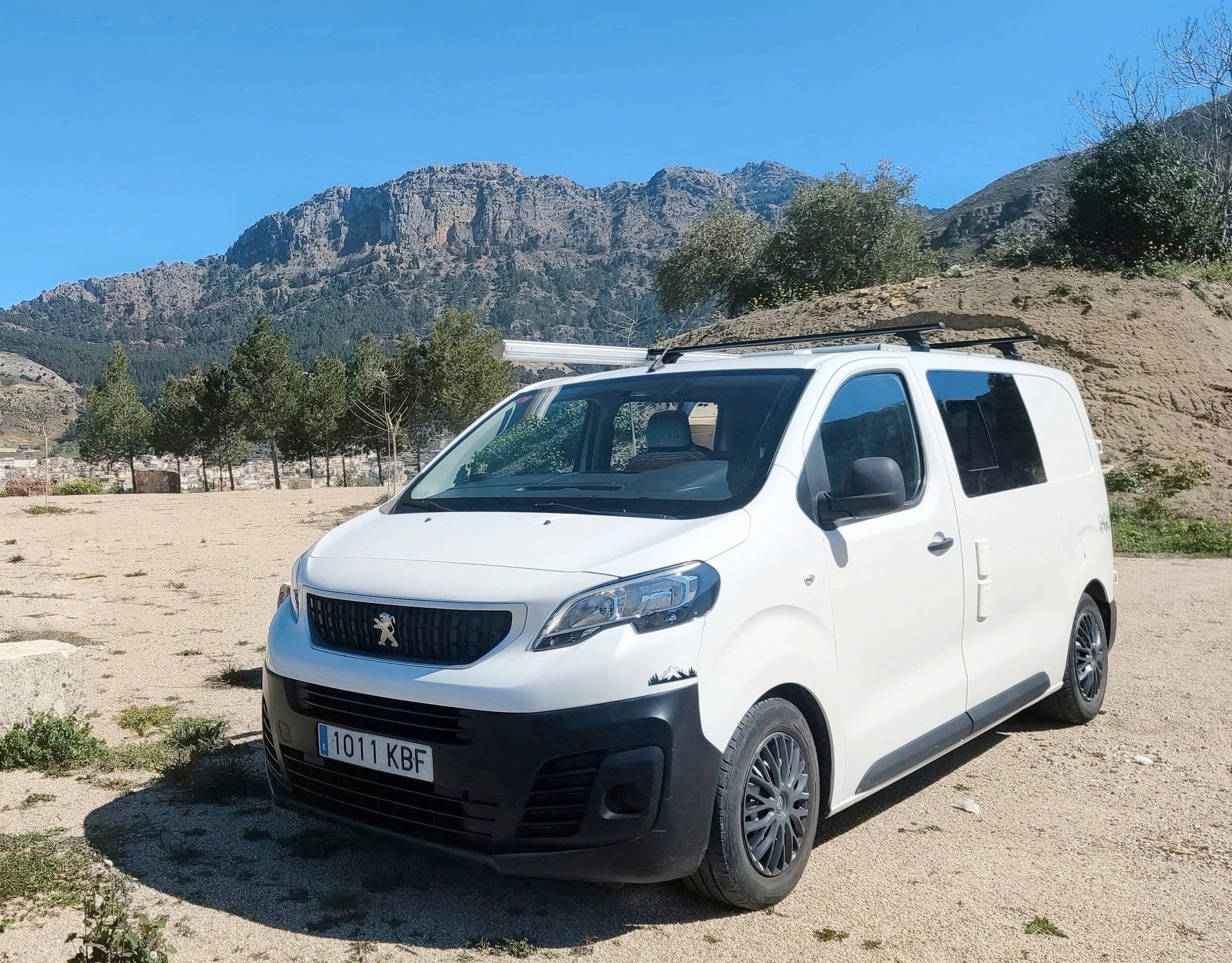 Front view from 3/4 Peugeot - Yescapa