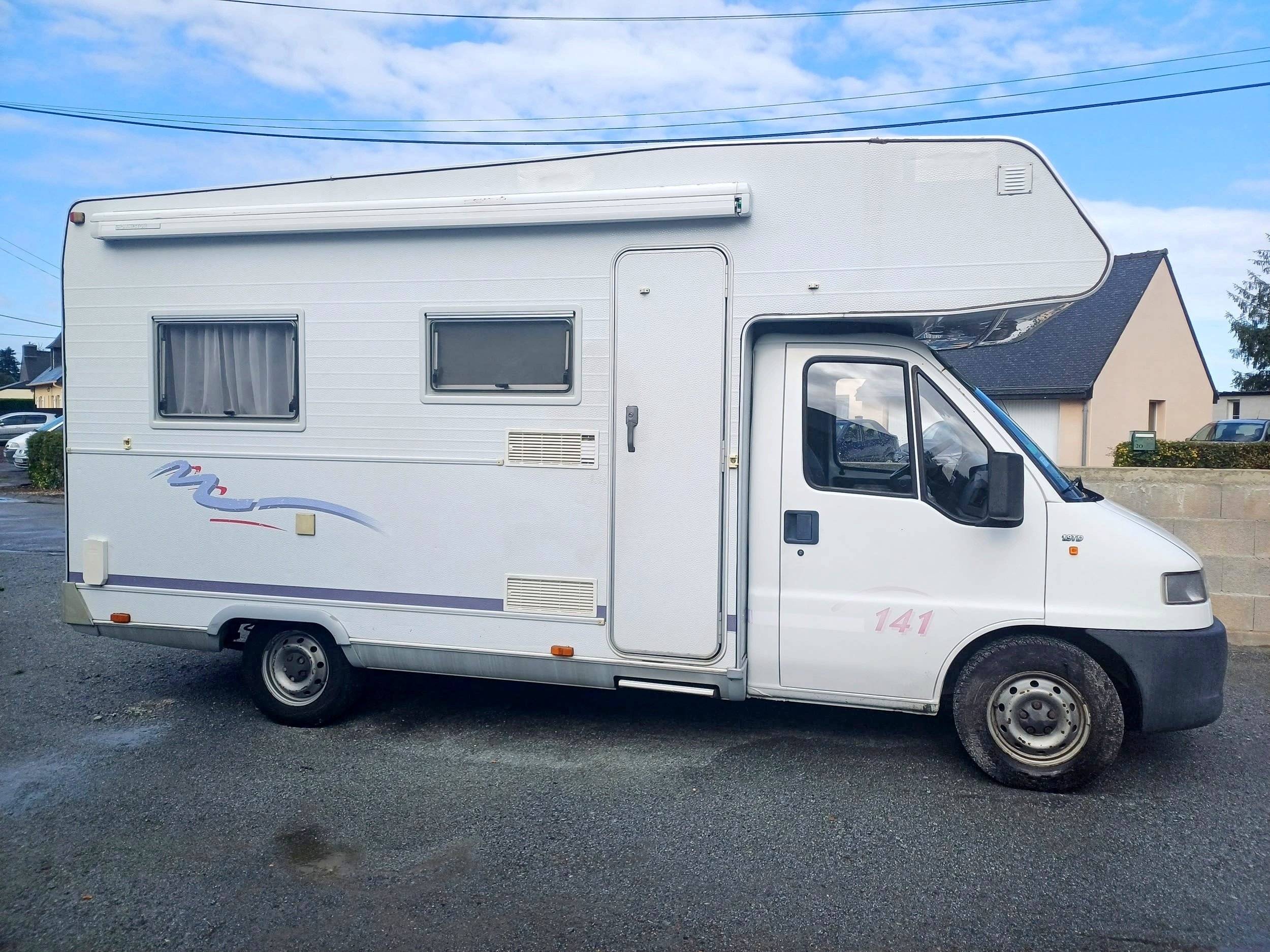 schräge Vorderansicht Fiat ducato 1.9 TD - Yescapa