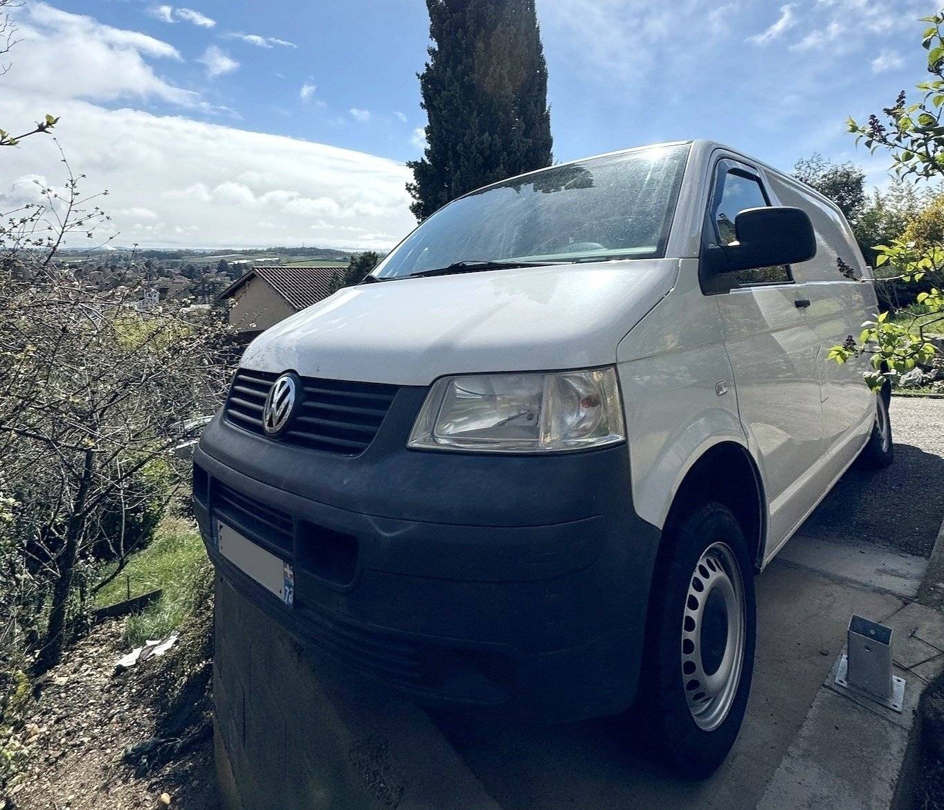 Vista frontale a ¾ Volkswagen T5 1,9 l 102 ch - Yescapa