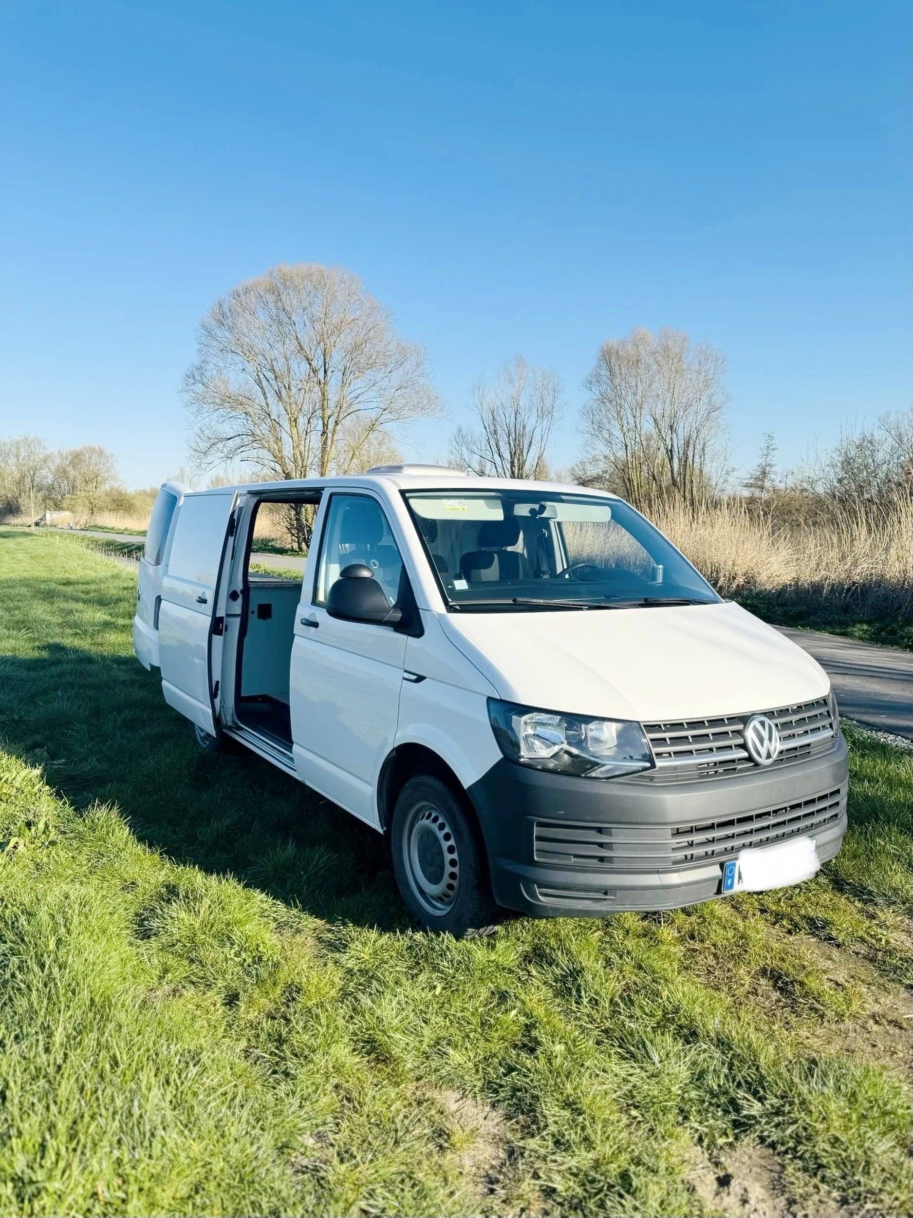 schräge Vorderansicht Volkswagen T6 2,0 l 102 ch - Yescapa