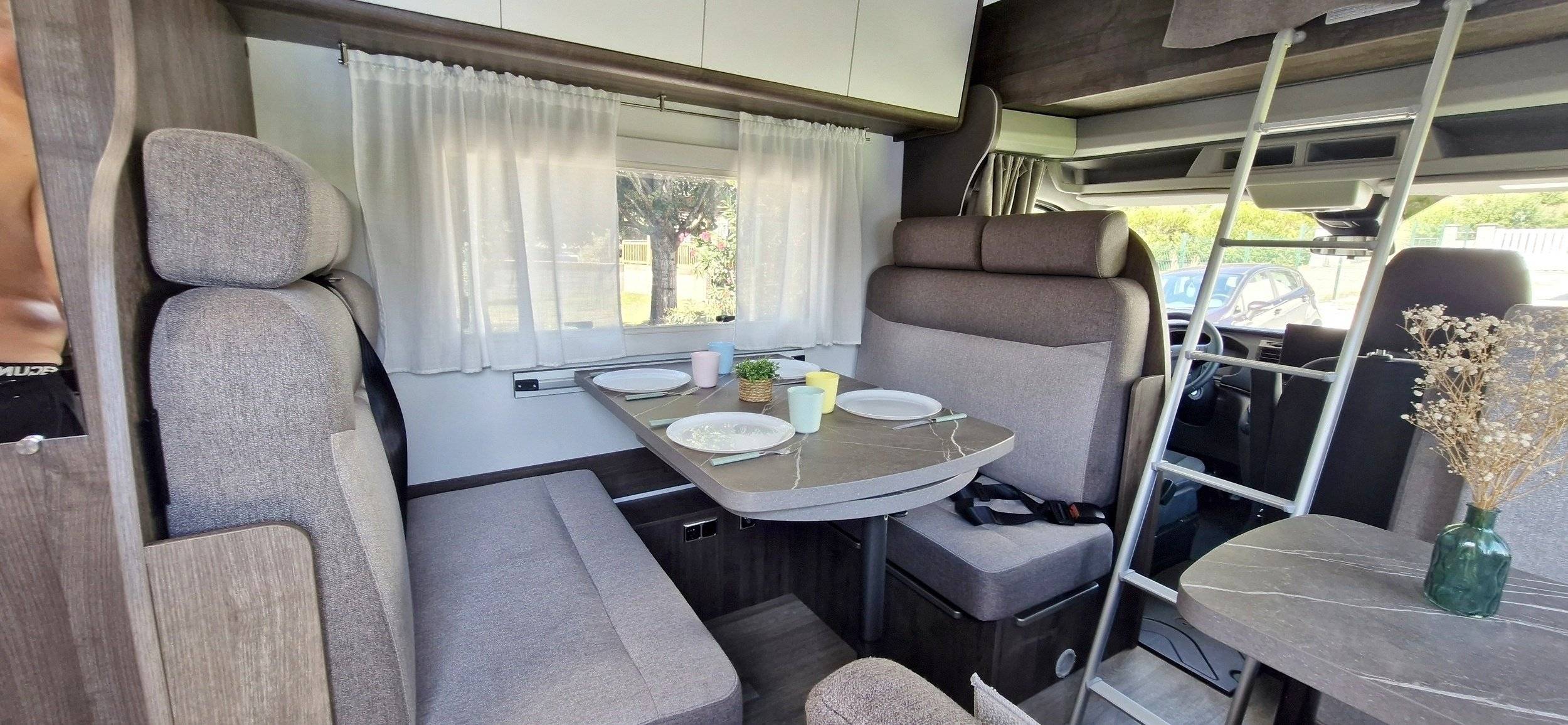 Dinette Ford Ford - Yescapa