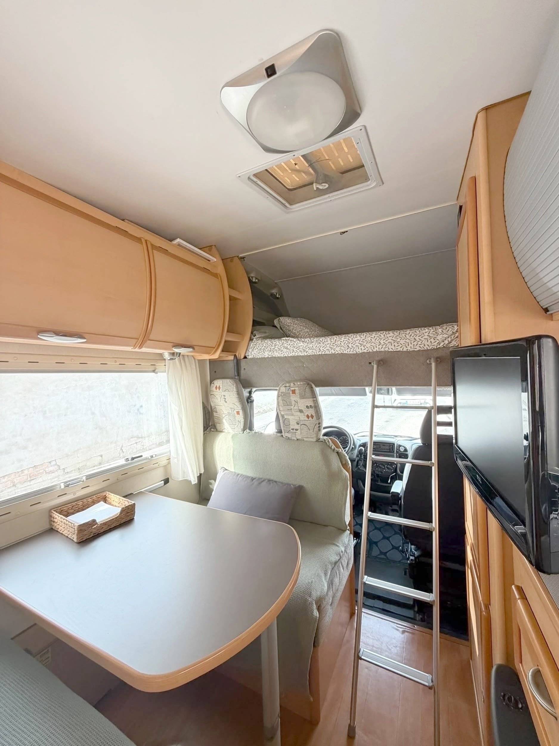Dining Area Fiat Ducato 2.3 140 ch - Yescapa