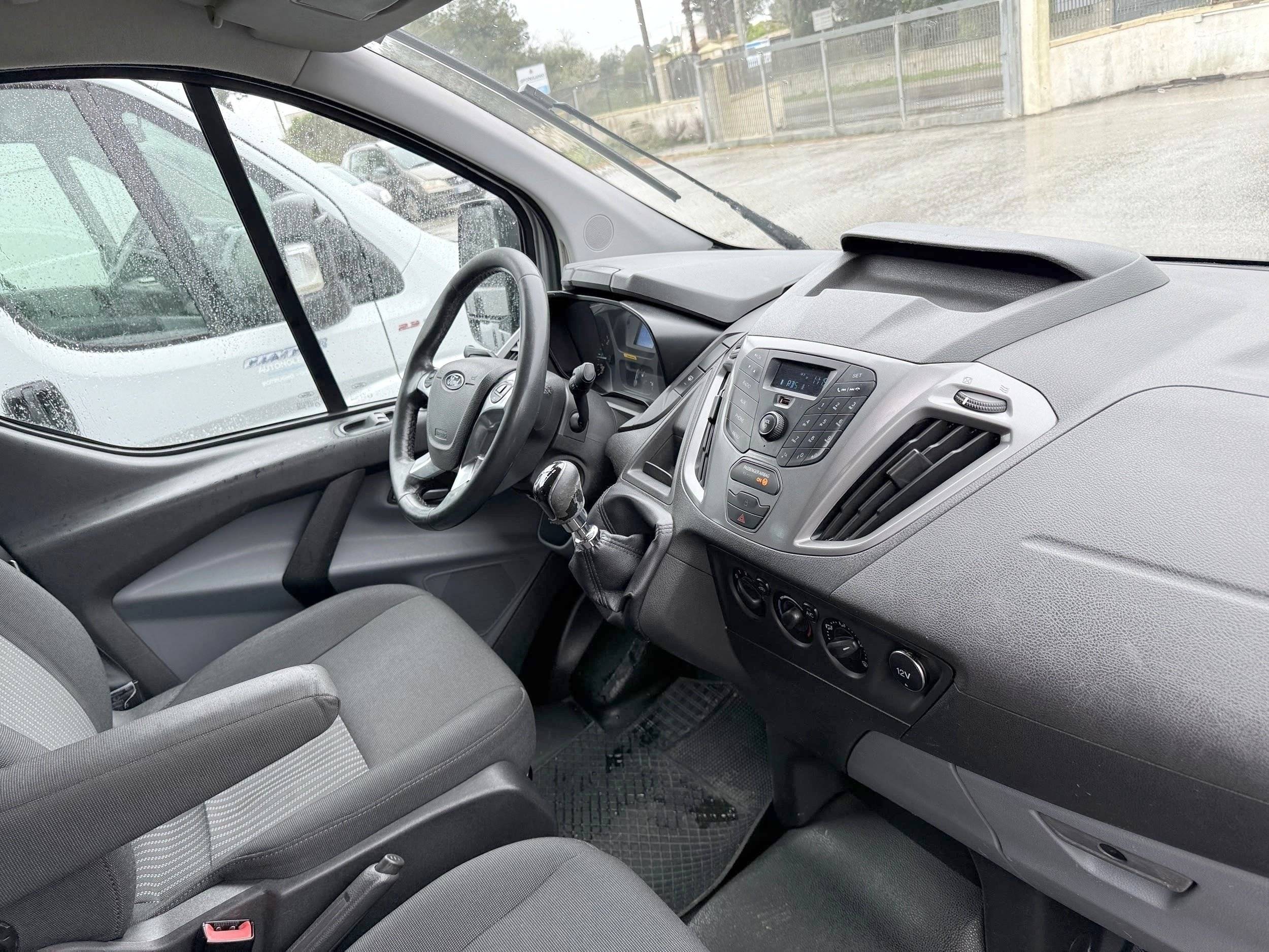 Driver's compartment Ford Custom L2H1 version Trend 2,2 l 125 ch - Yescapa