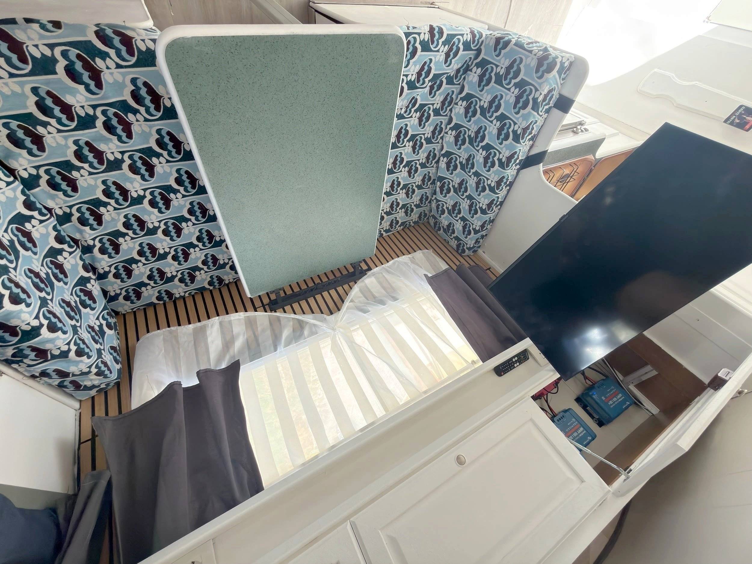 Dinette Ford transit150 - Yescapa