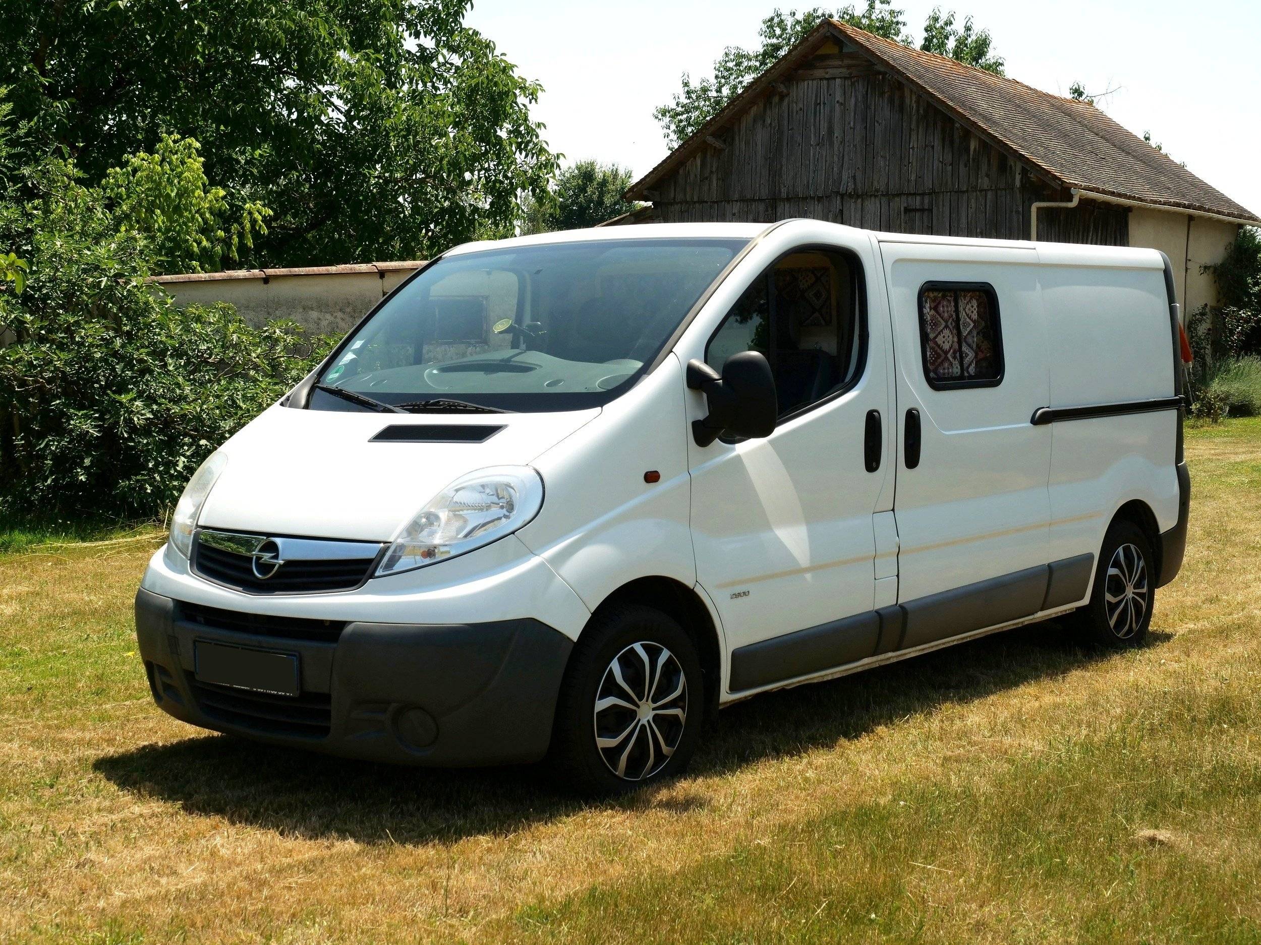 Vue avant de 3/4 Opel Vivaro 2.0 115cv 16v - Yescapa