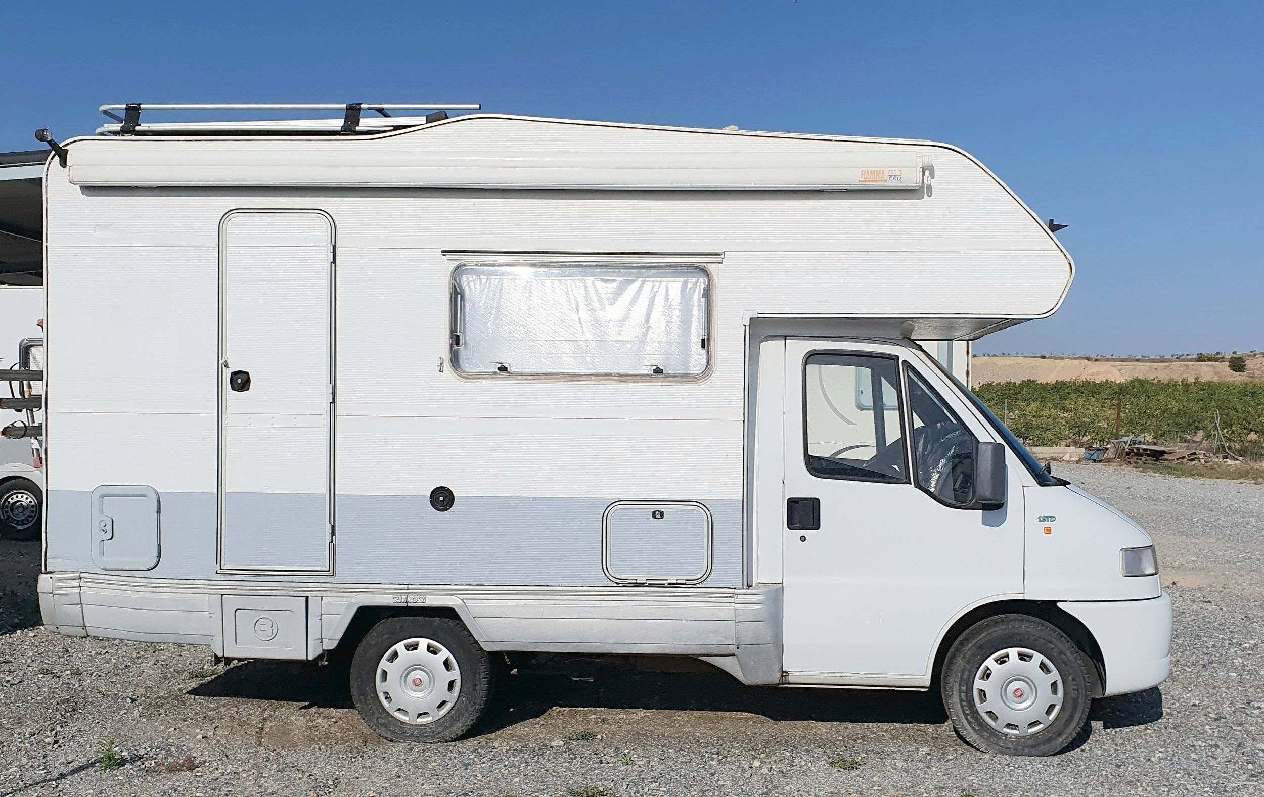 Vista frontale a ¾ Fiat Ducato 1.9 TD. 90CV. - Yescapa