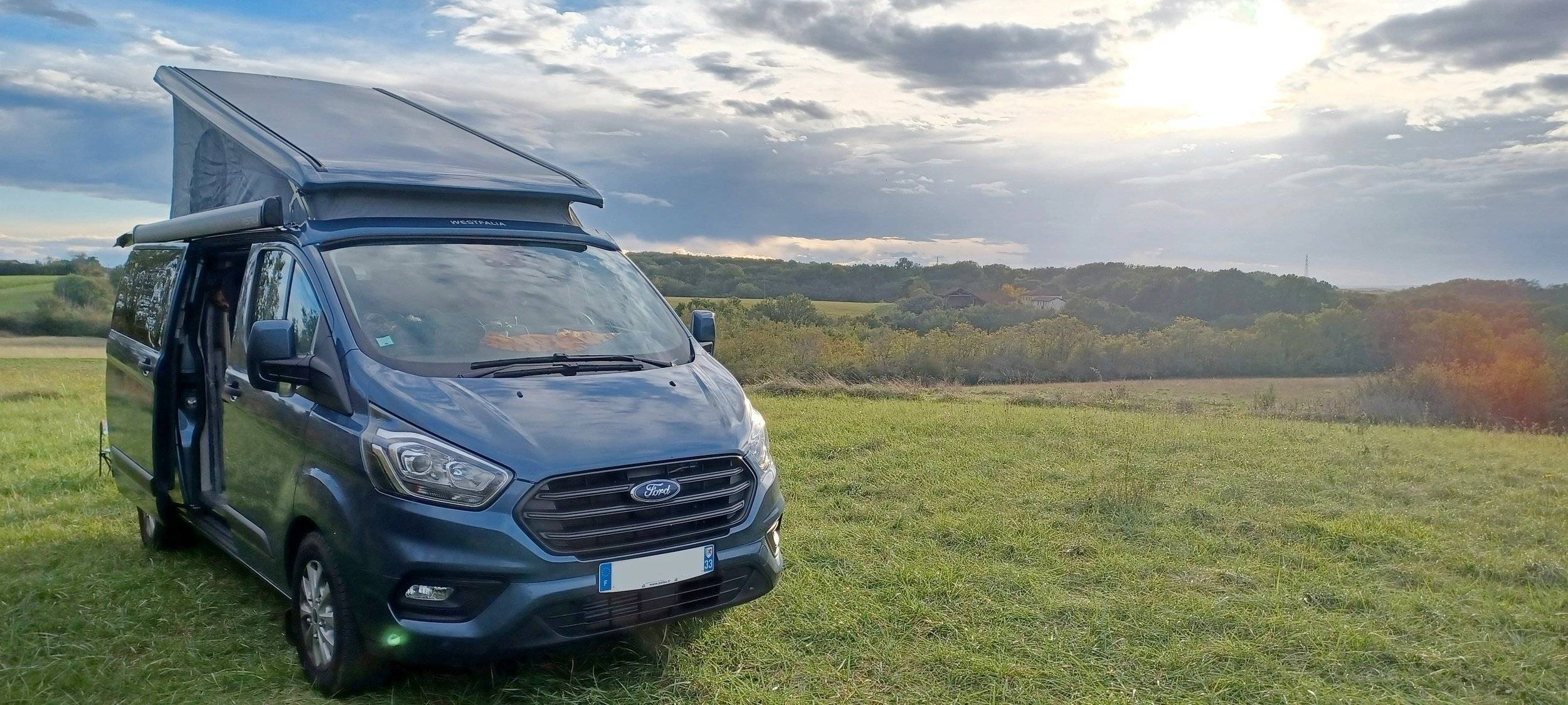 Vue avant de 3/4 Ford Ford Nugget Plus - Yescapa