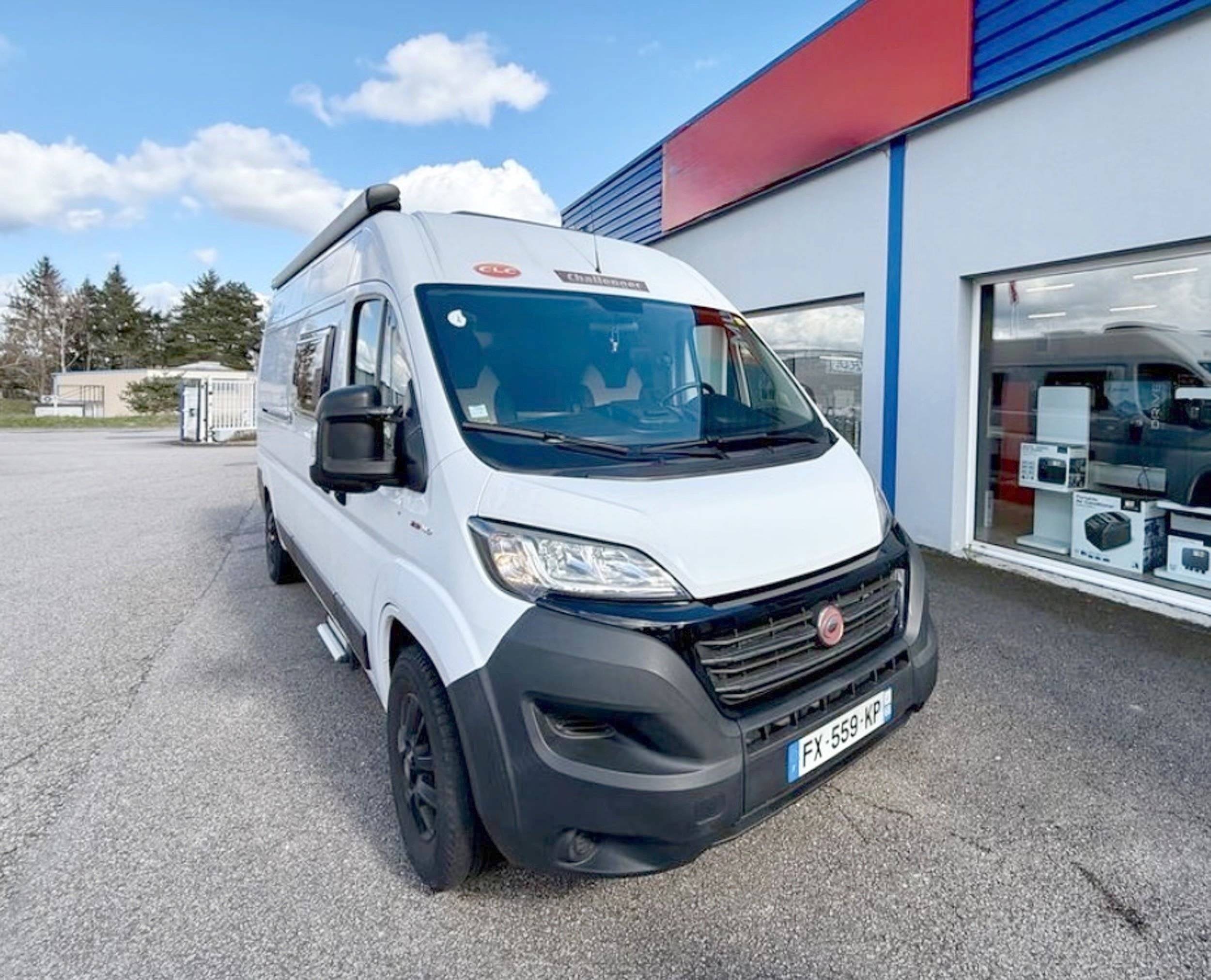 Vista de 3/4 Fiat Ducato 140 ch - Yescapa