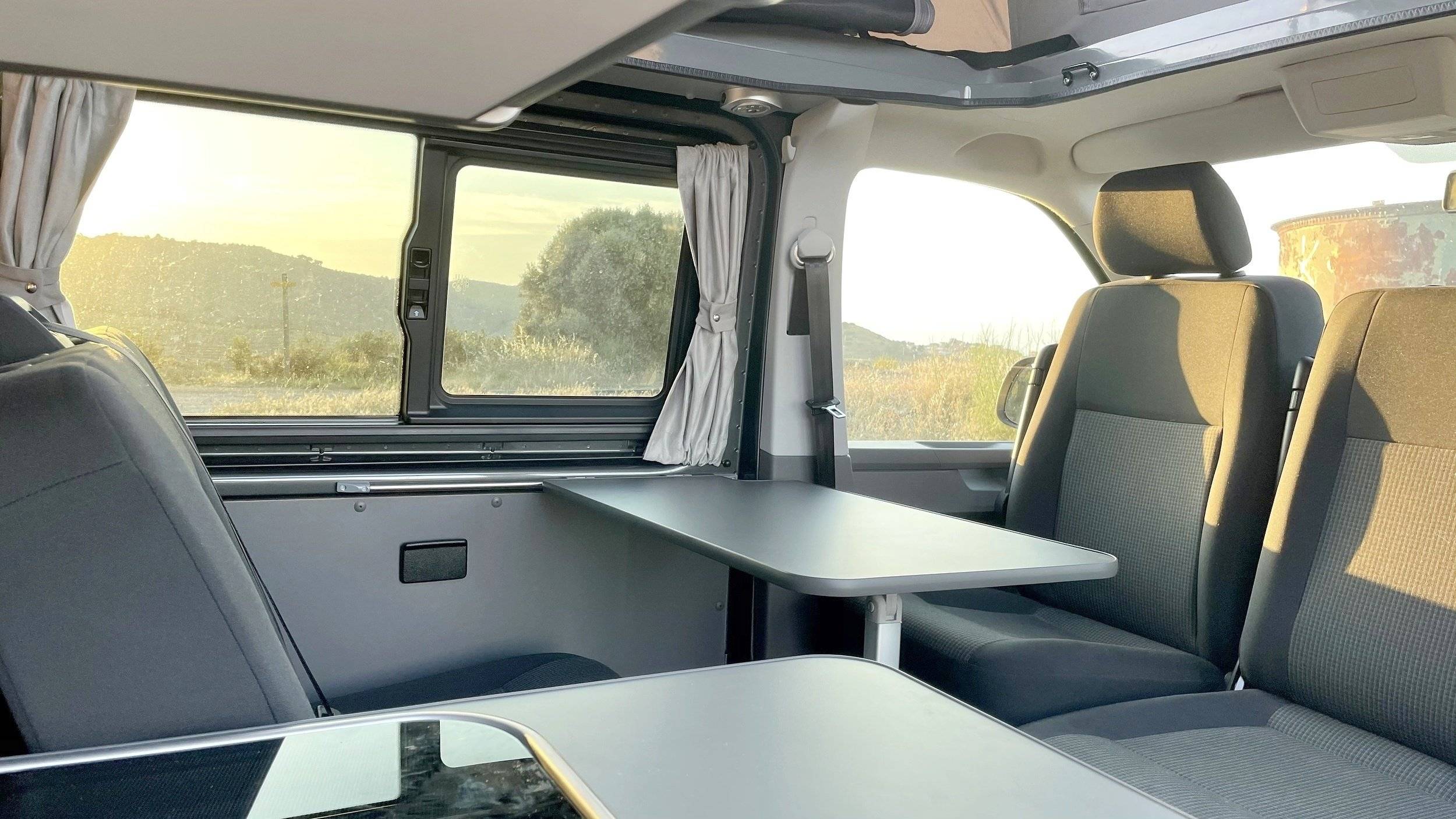 Coin repas Volkswagen Transporteur T6 L1H1 2 l 150 ch - Yescapa