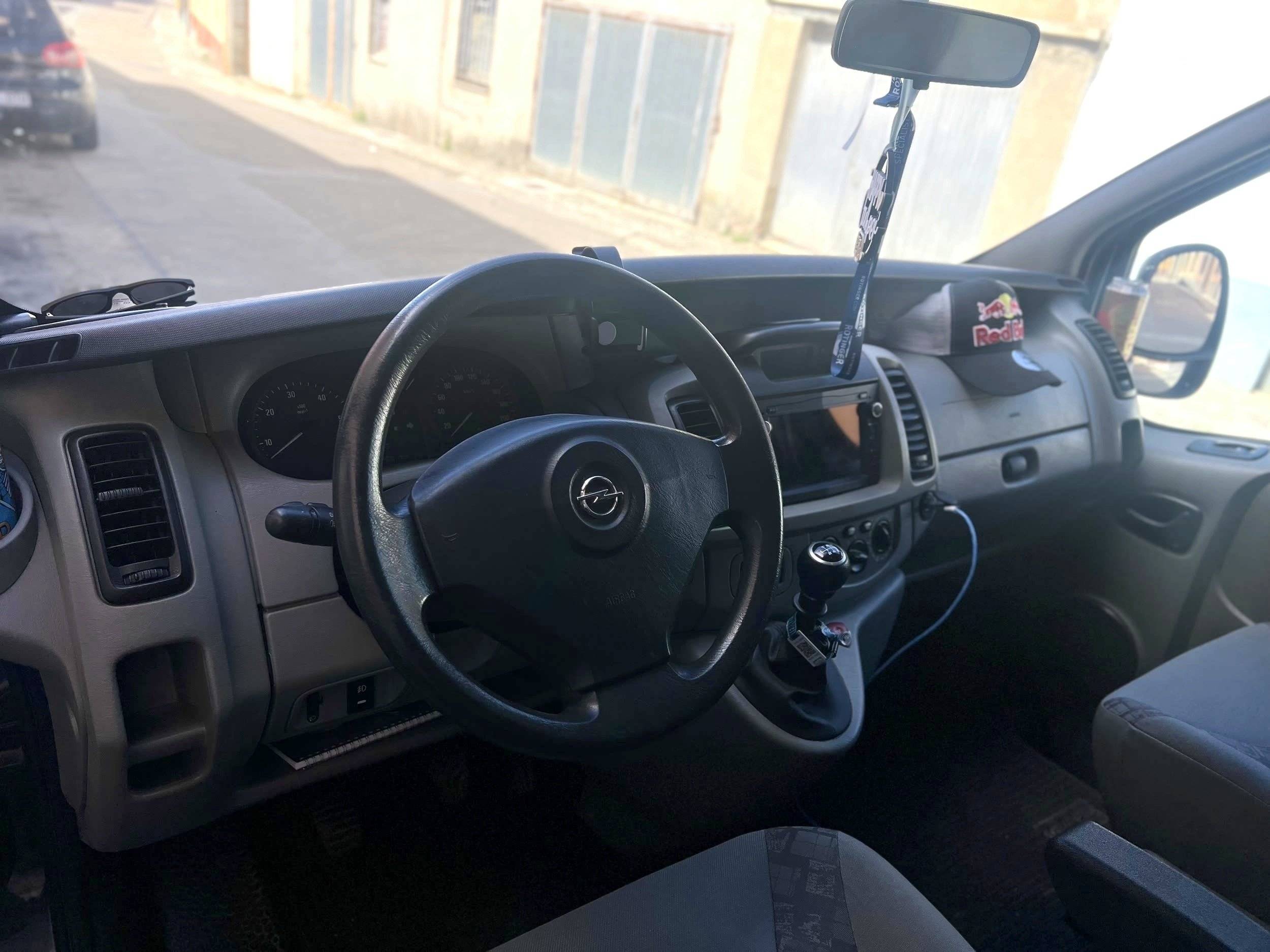 Driver's compartment Opel Vivaro - Yescapa