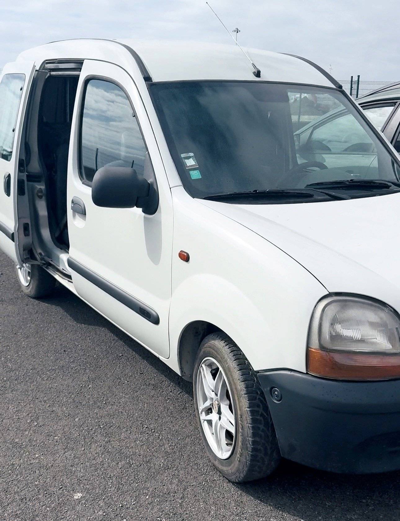 schräge Vorderansicht Renault Renault Kangoo - Yescapa