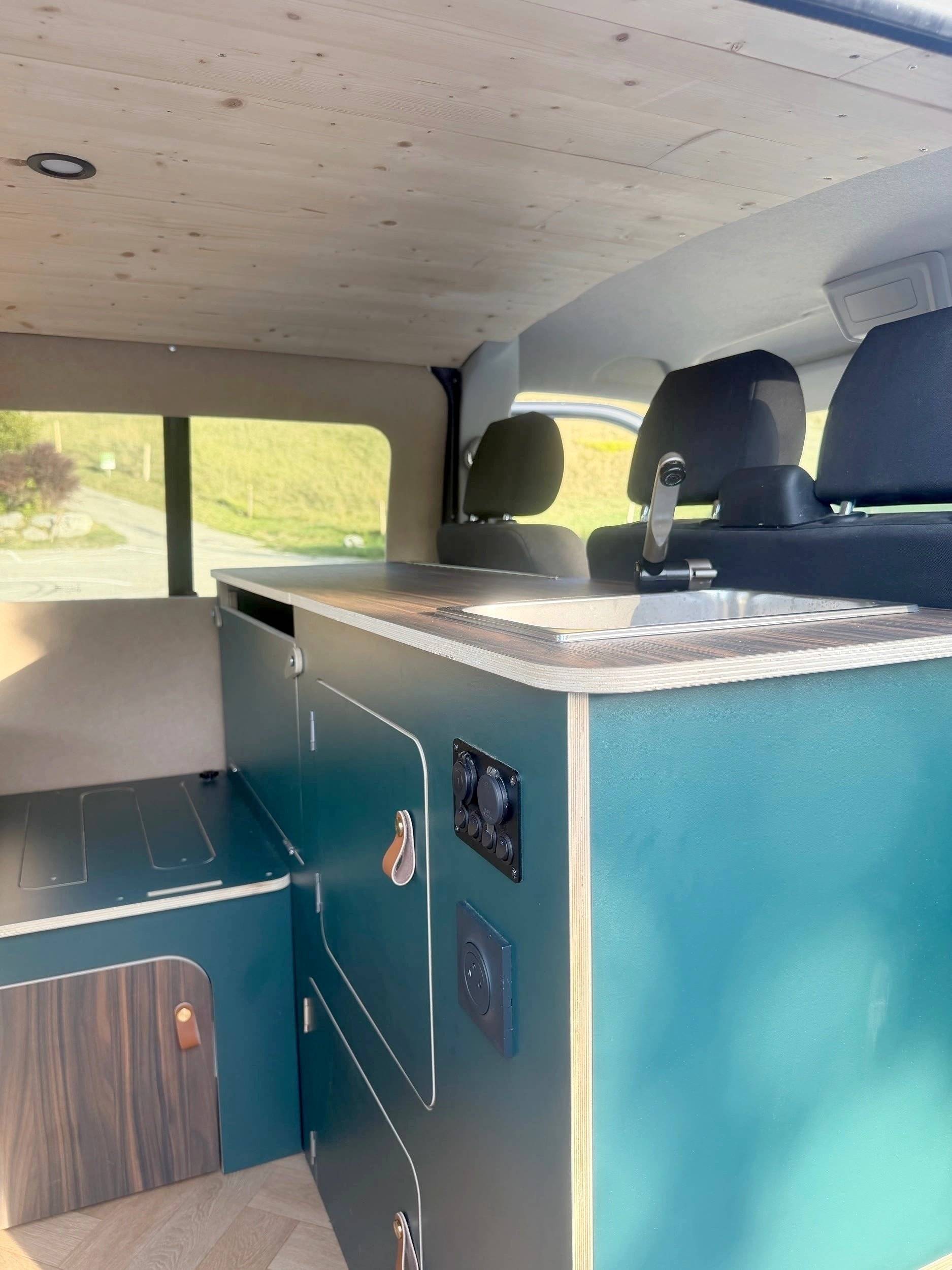 Dinette Volkswagen Transporter 6.1 - Yescapa