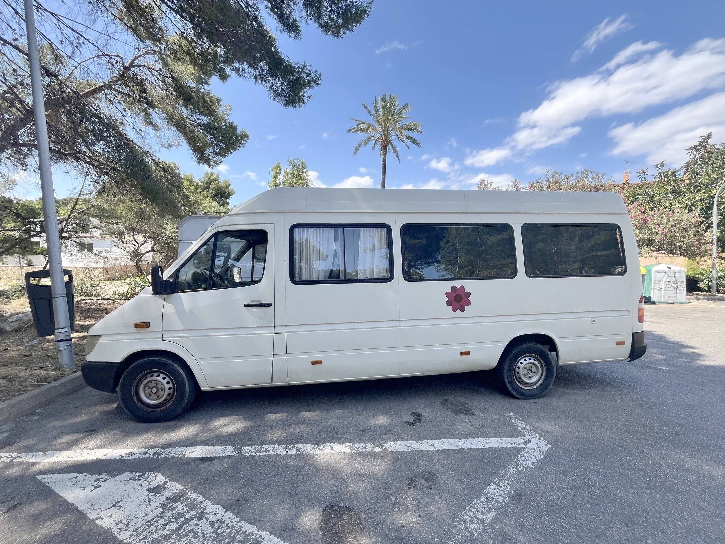 Front view from 3/4 Mercedes - Yescapa
