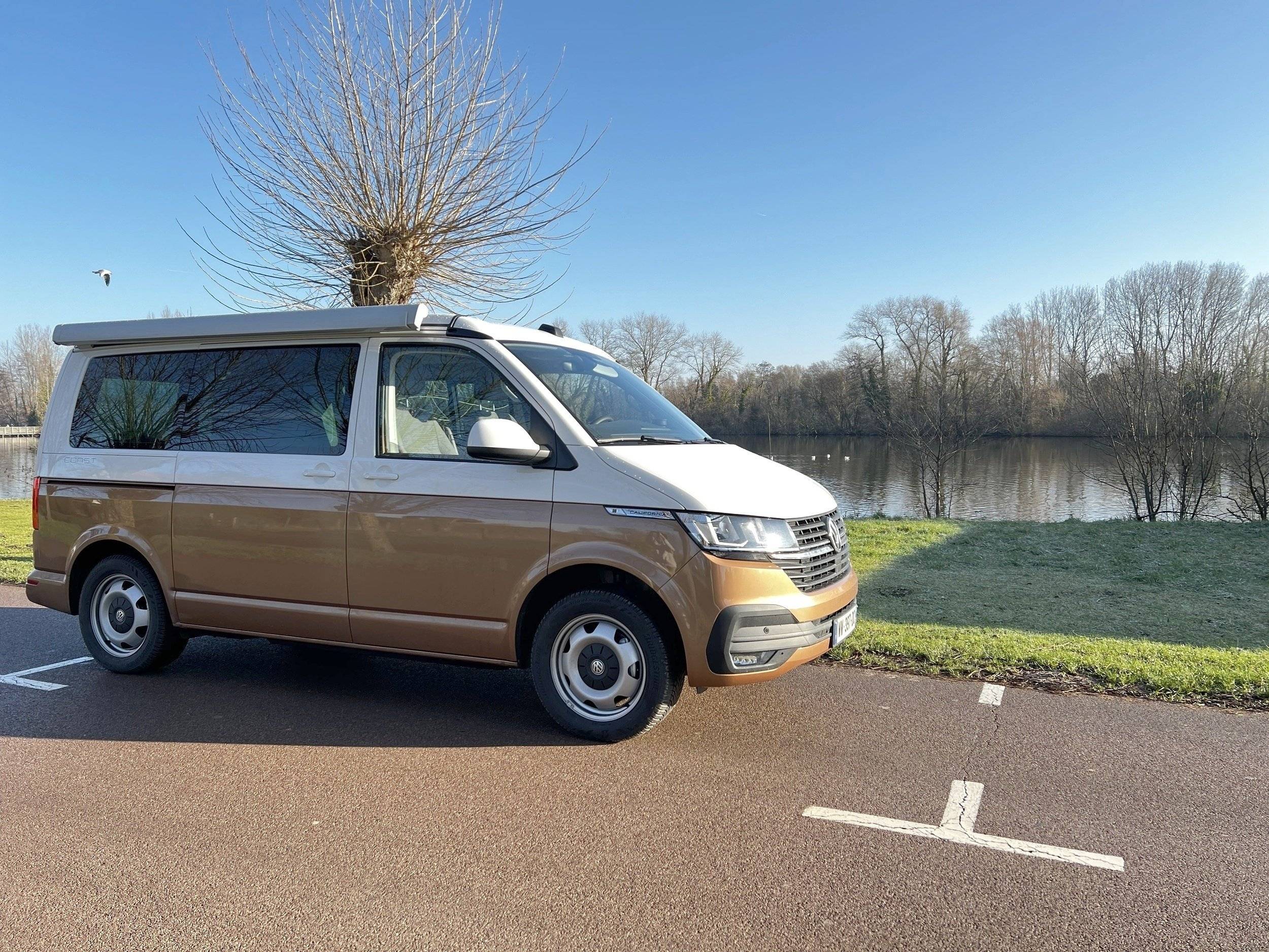 Vista del vehicle angle davanter Volkswagen Volkswagen T6.1 California Coast 150 DSG - Yescapa