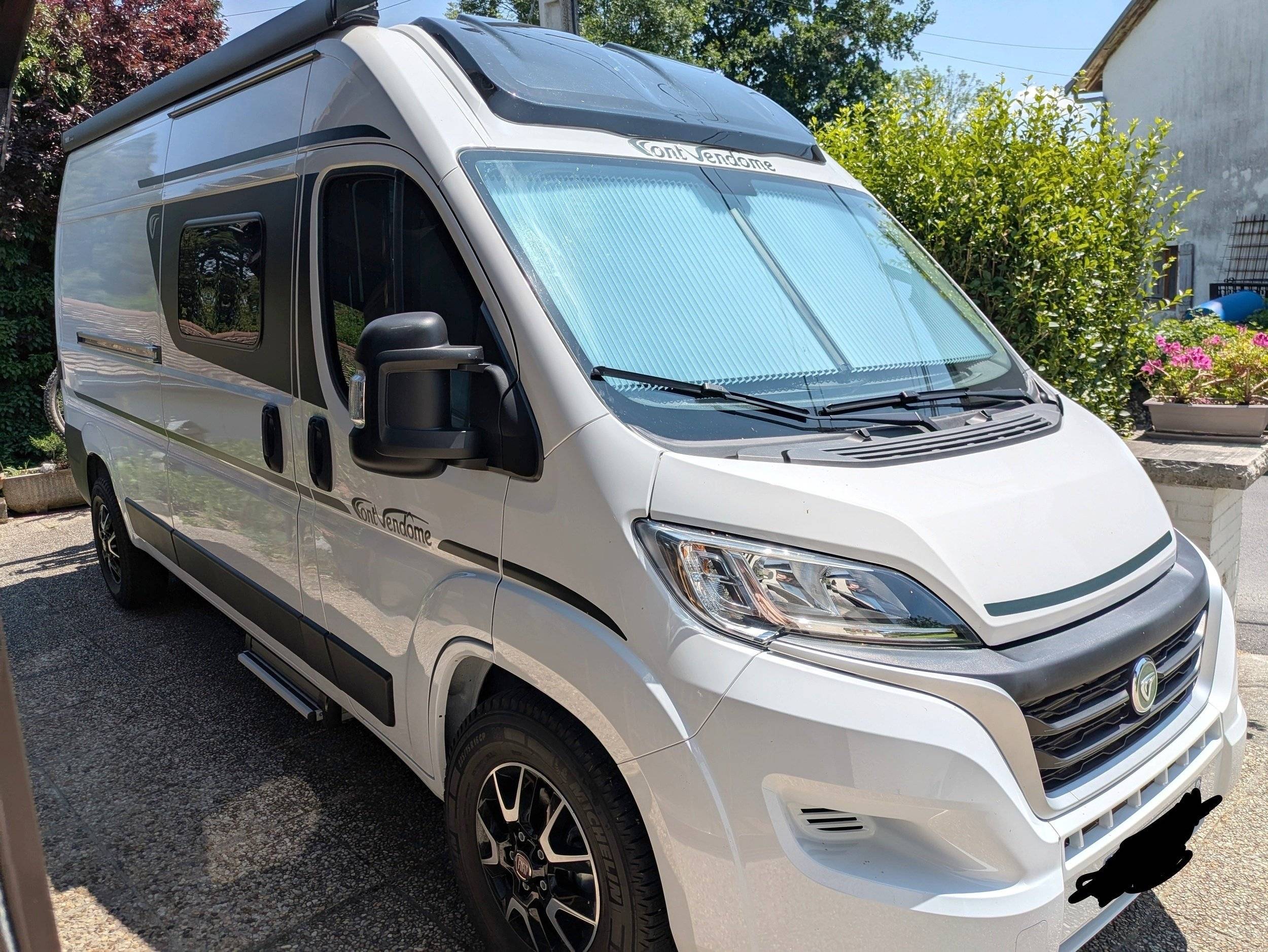 Vue avant de 3/4 Fiat Fiat ducato - Yescapa