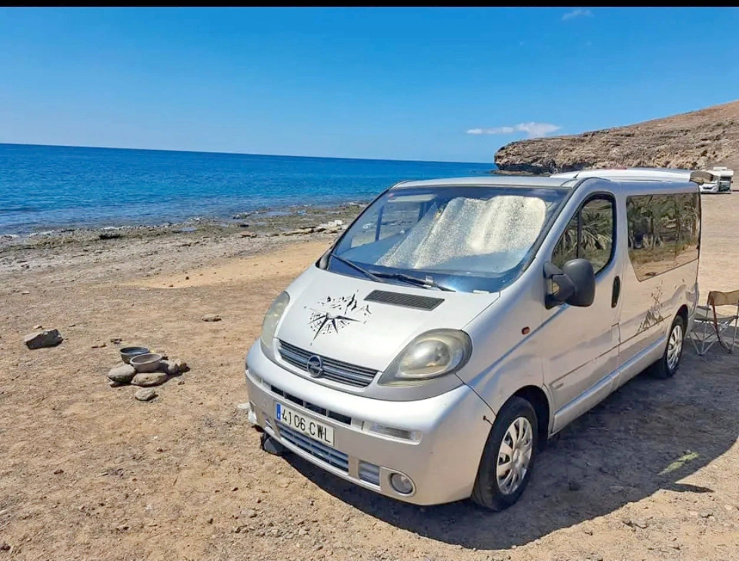 Front view from 3/4 Opel Vivaro 1,9 CDTI 100ch - Yescapa