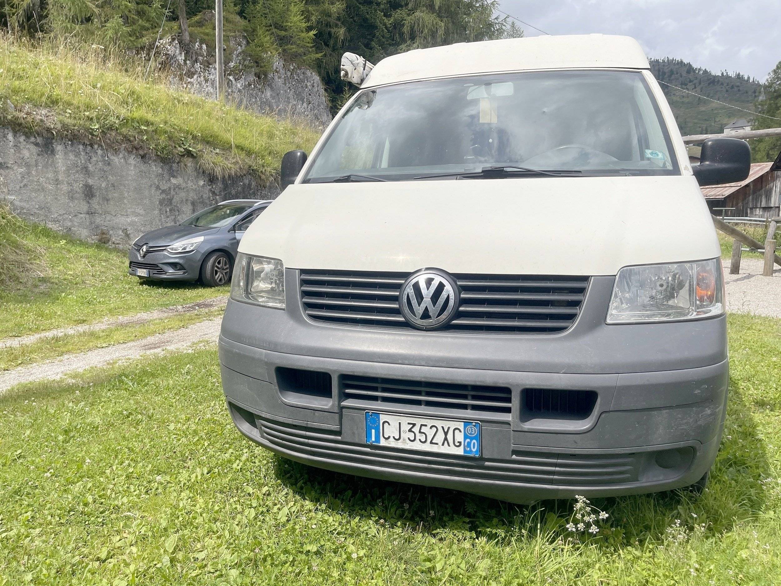 Front view from 3/4 Volkswagen T5 1,9 l 102 ch - Yescapa