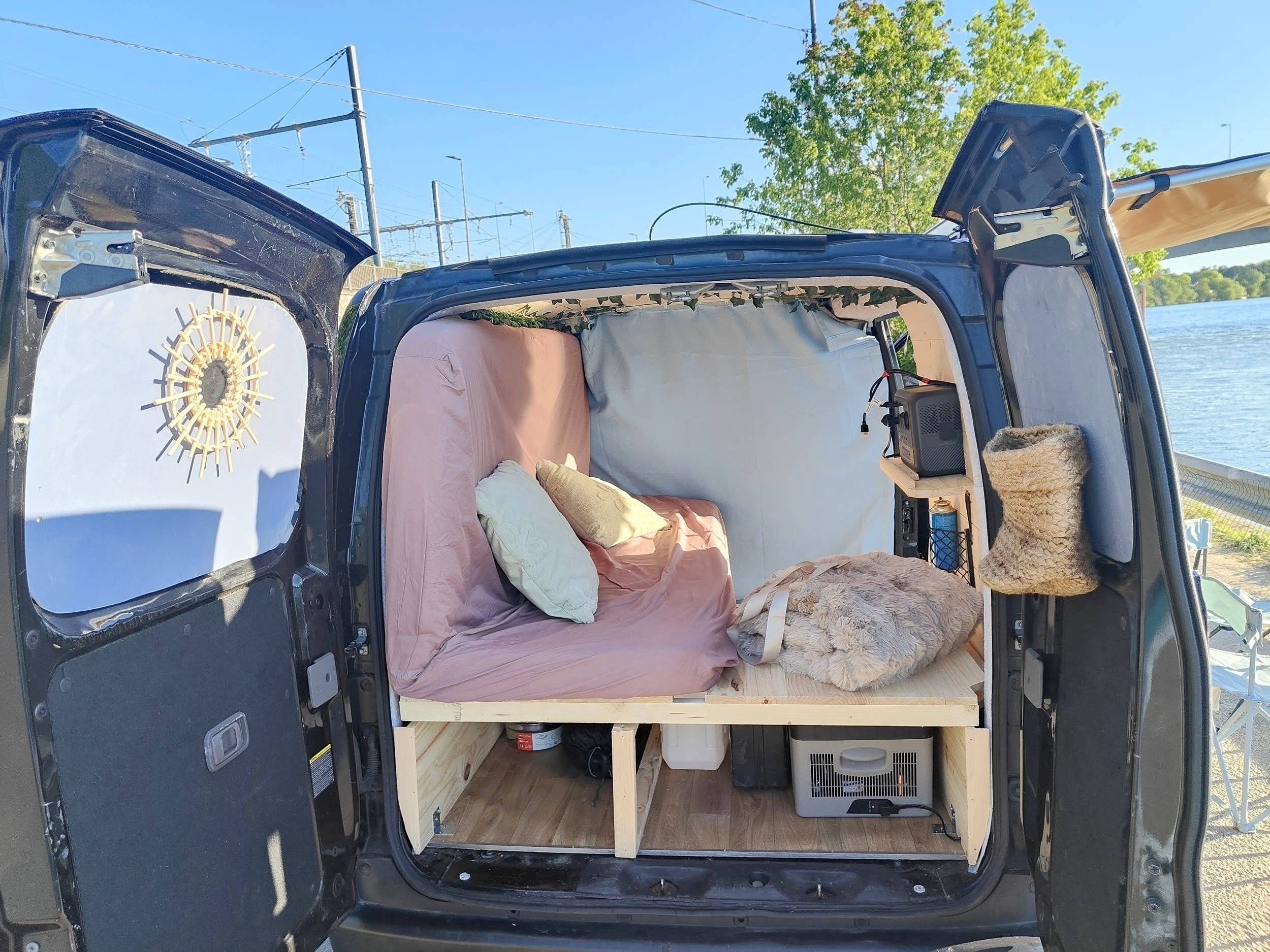 Vista part posterior del vehicle Nissan NV200 - Yescapa