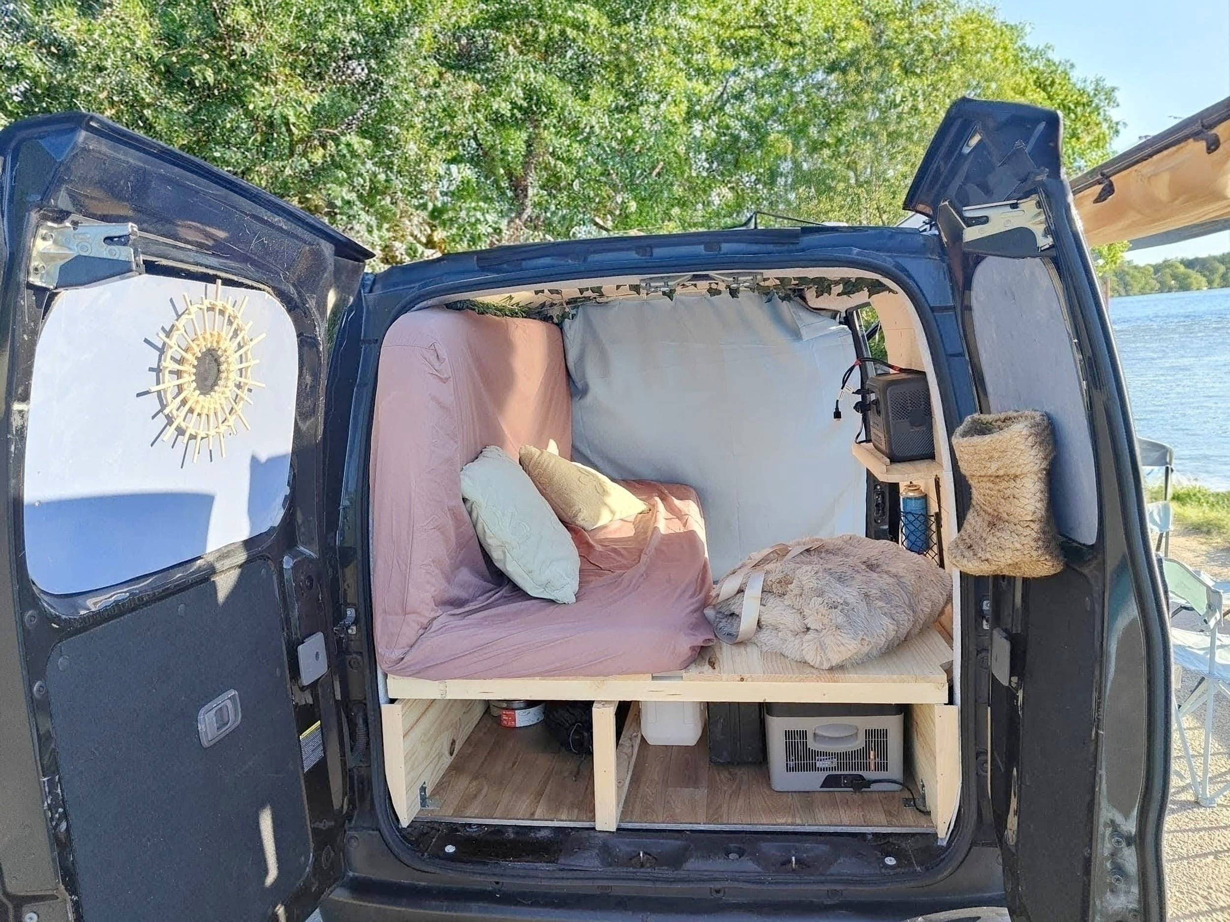Dining Area Nissan NV200 - Yescapa