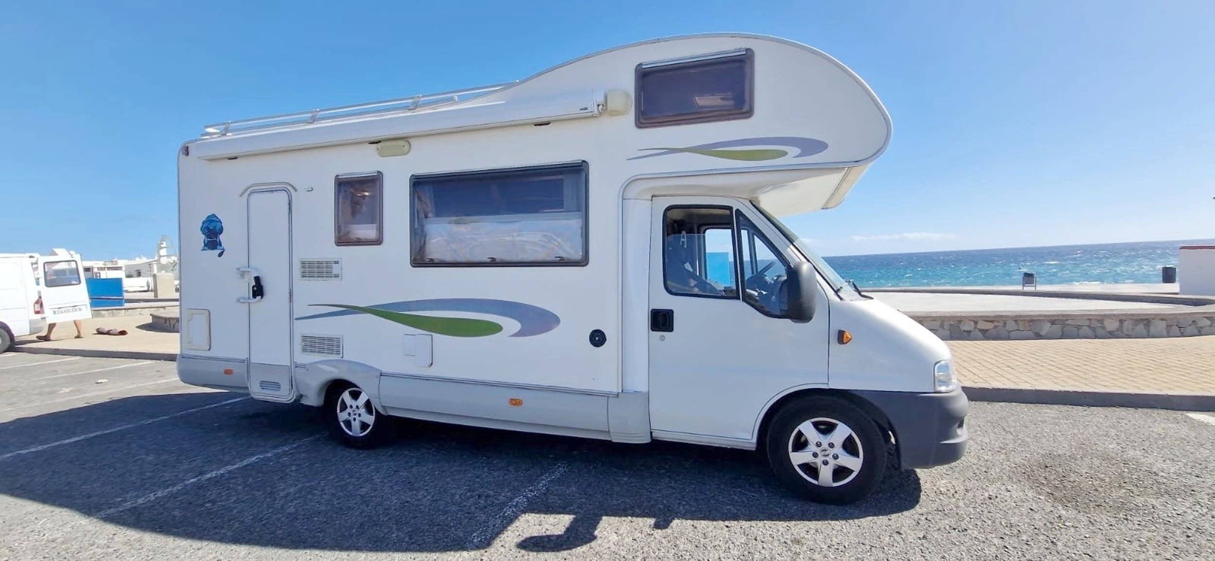 Front view from 3/4 Fiat Mac Louis - Yescapa