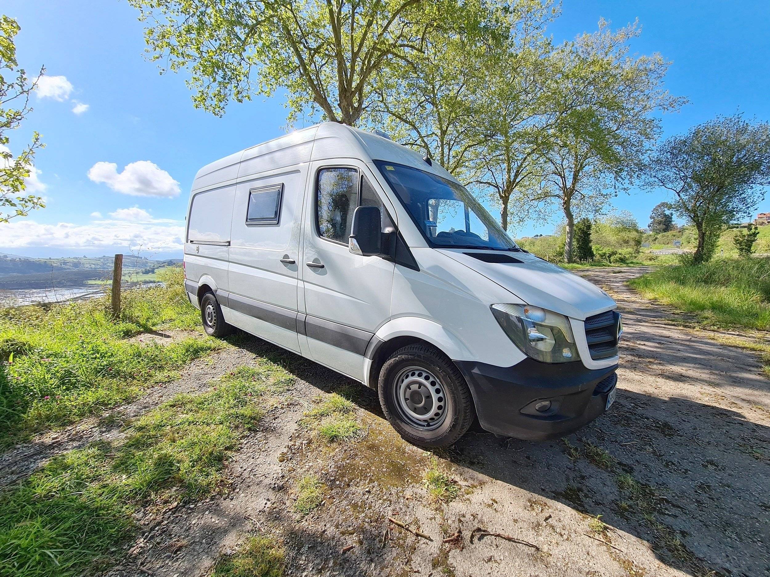 Vue avant de 3/4 Mercedes Sprinter 2,2 l CDI 130 ch - Yescapa