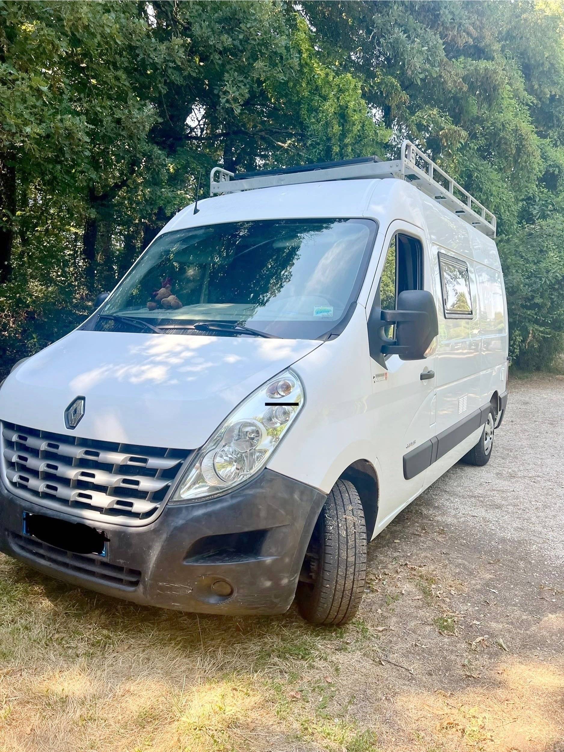 Vue avant de 3/4 Renault Master - Yescapa