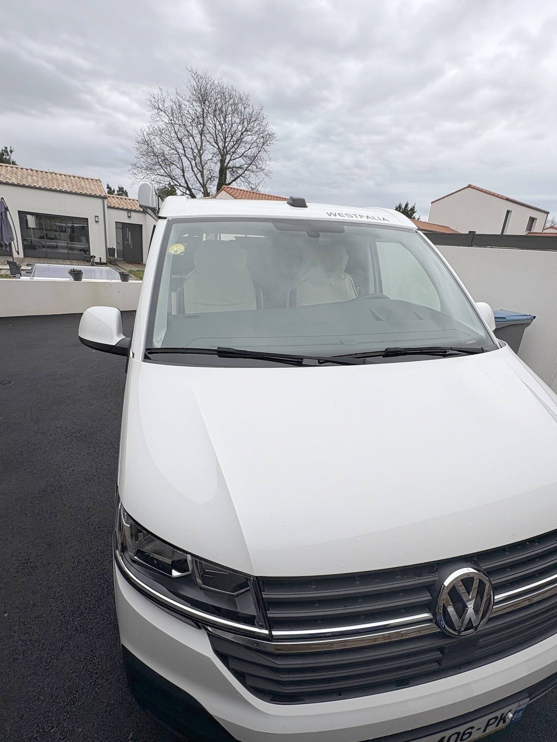 Vista del vehículo ángulo delantero Volkswagen Volkswagen T6.1 (Automatic) - Yescapa