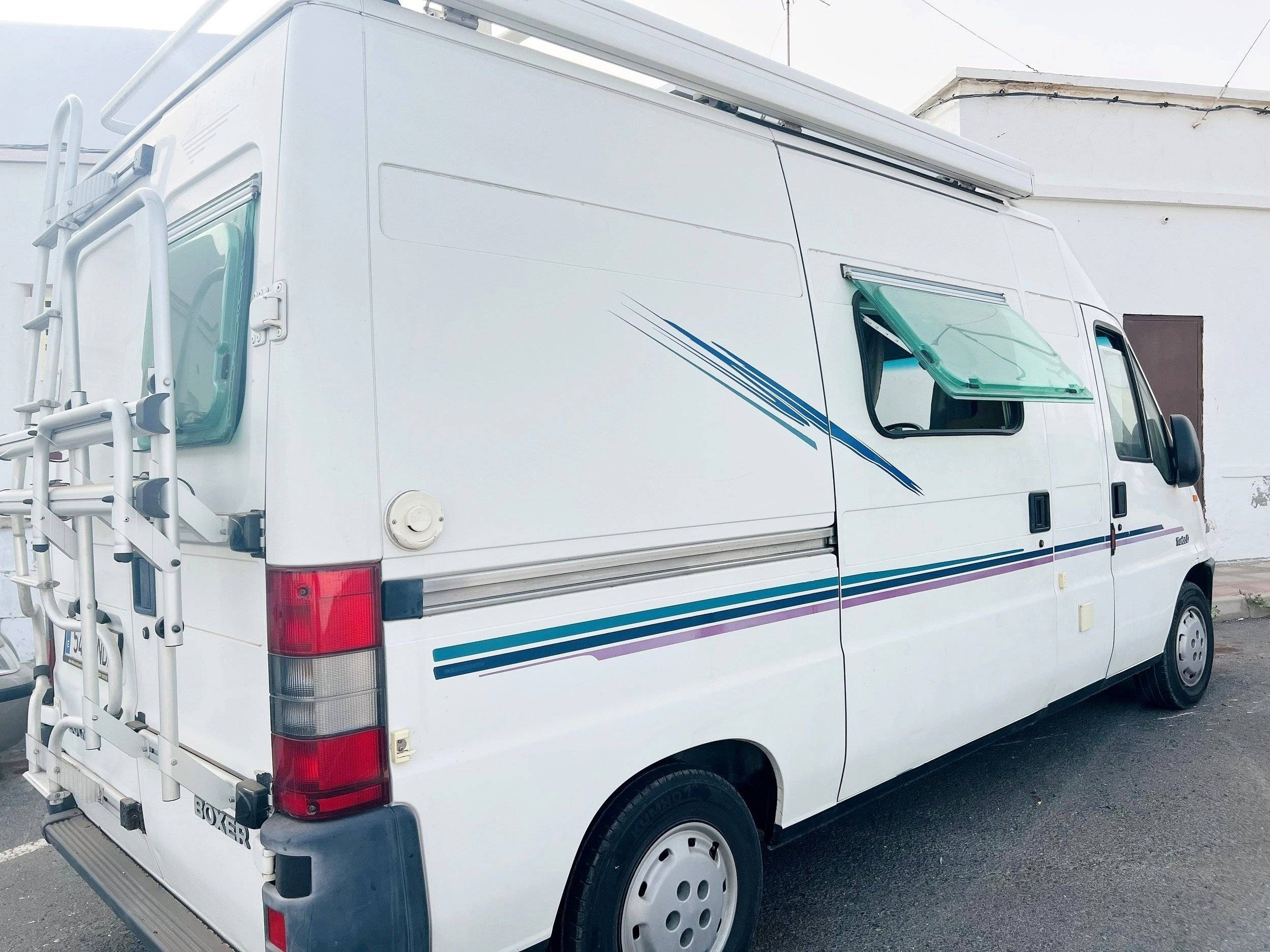 Front view from 3/4 Peugeot J5 - Yescapa