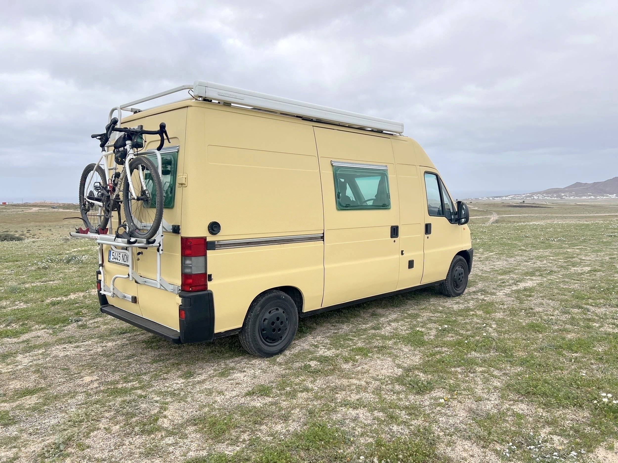 Voorkant 3/4 Peugeot J5 - Yescapa