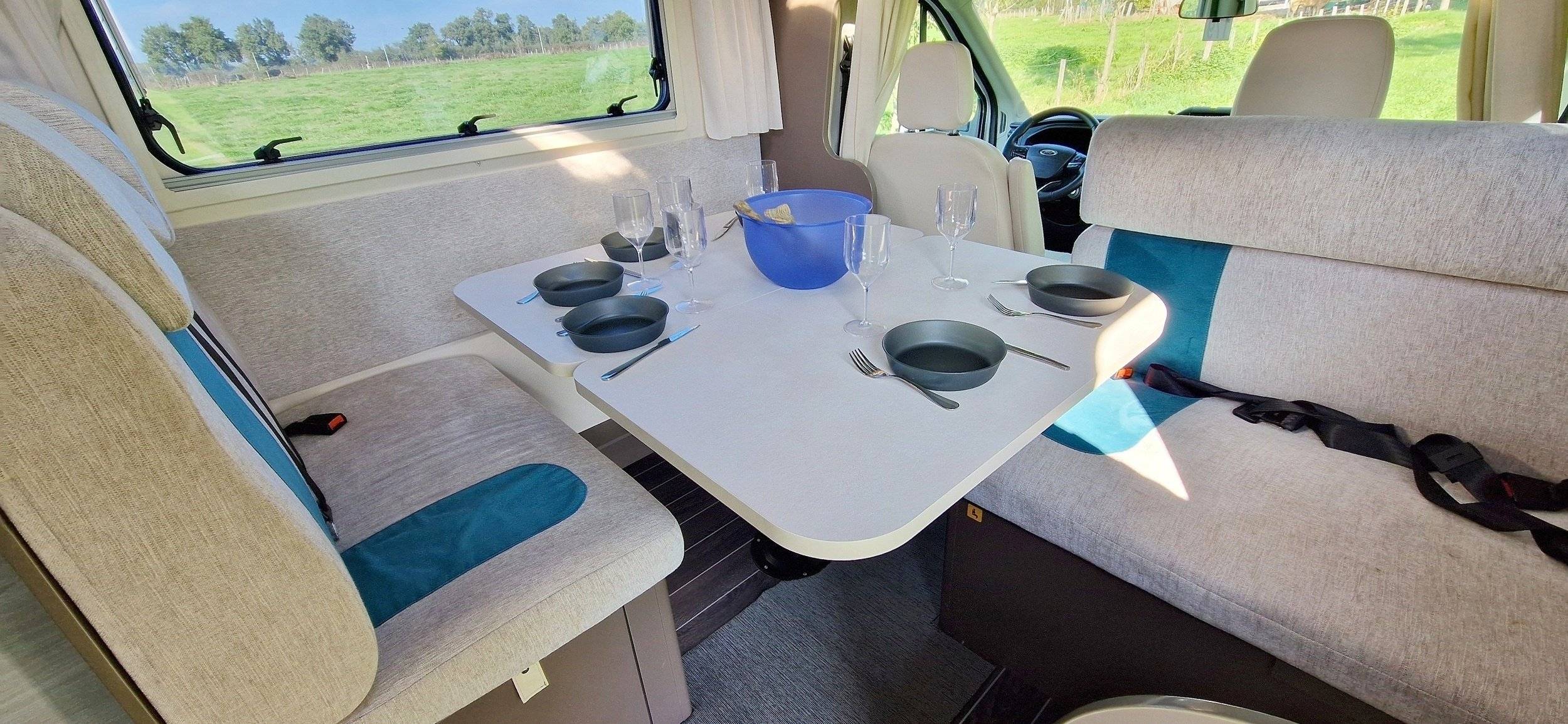 Dining Area Ford Ford - Yescapa
