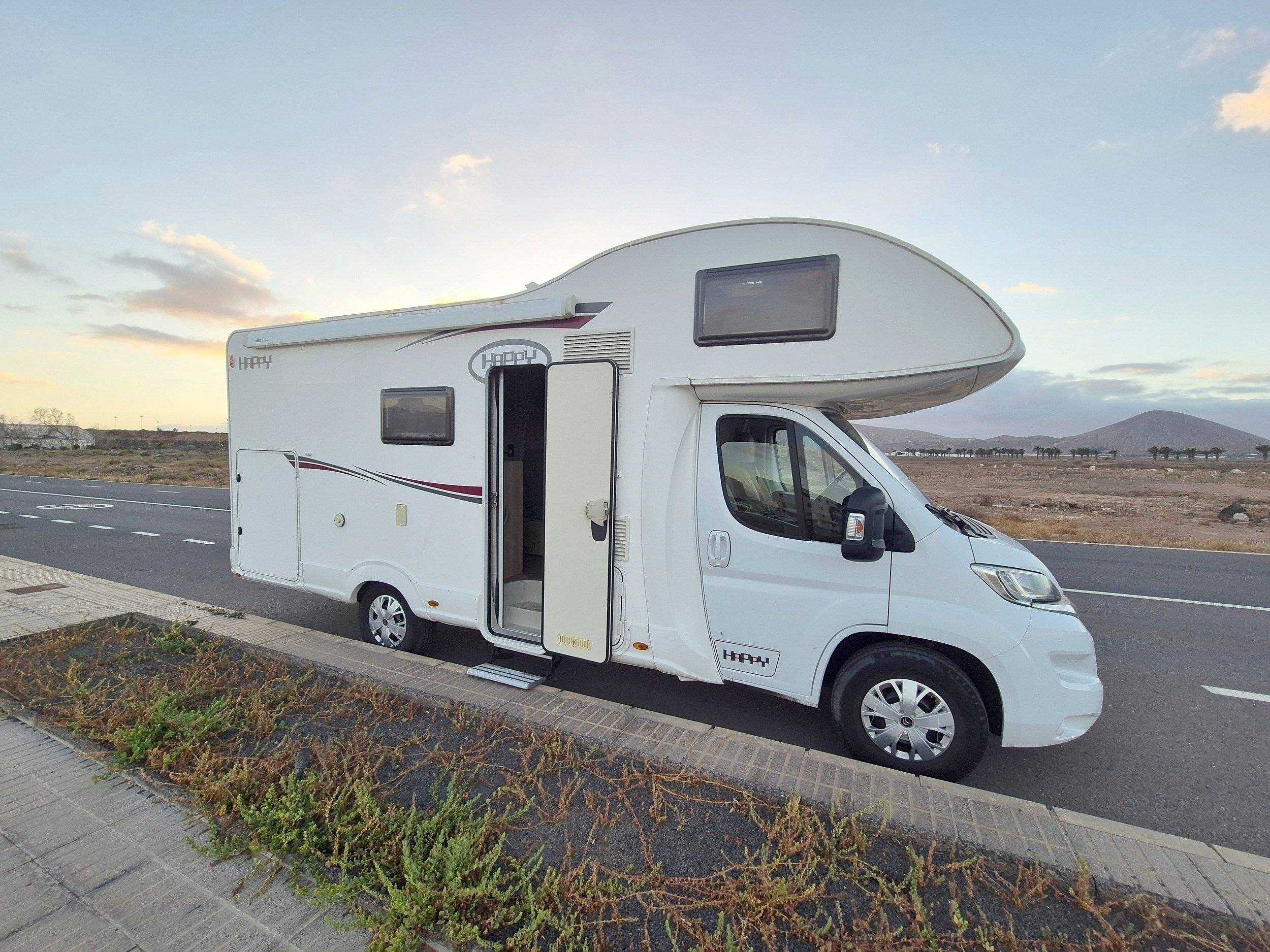 Front view from 3/4 Citroën Jumper 2,0 l 130 ch - Yescapa