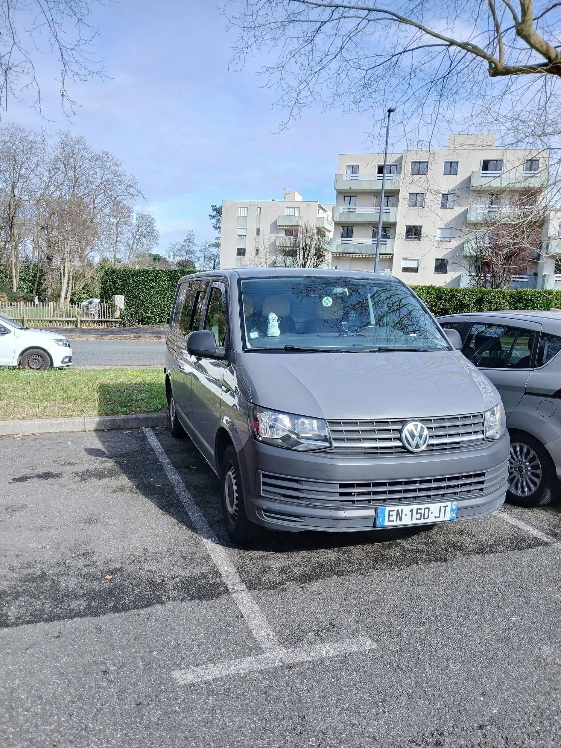 Dining Area Volkswagen Transporter T6 2,0 l 150ch - Yescapa