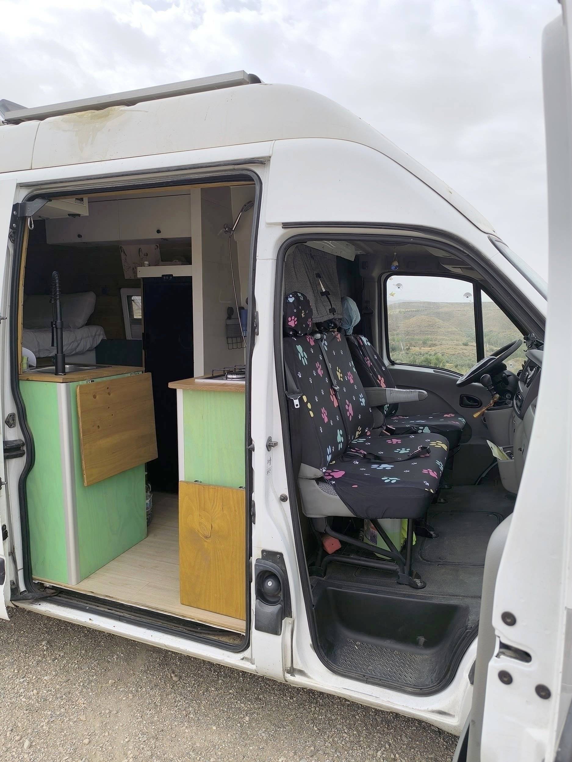 Driver's compartment Opel Movano - Yescapa