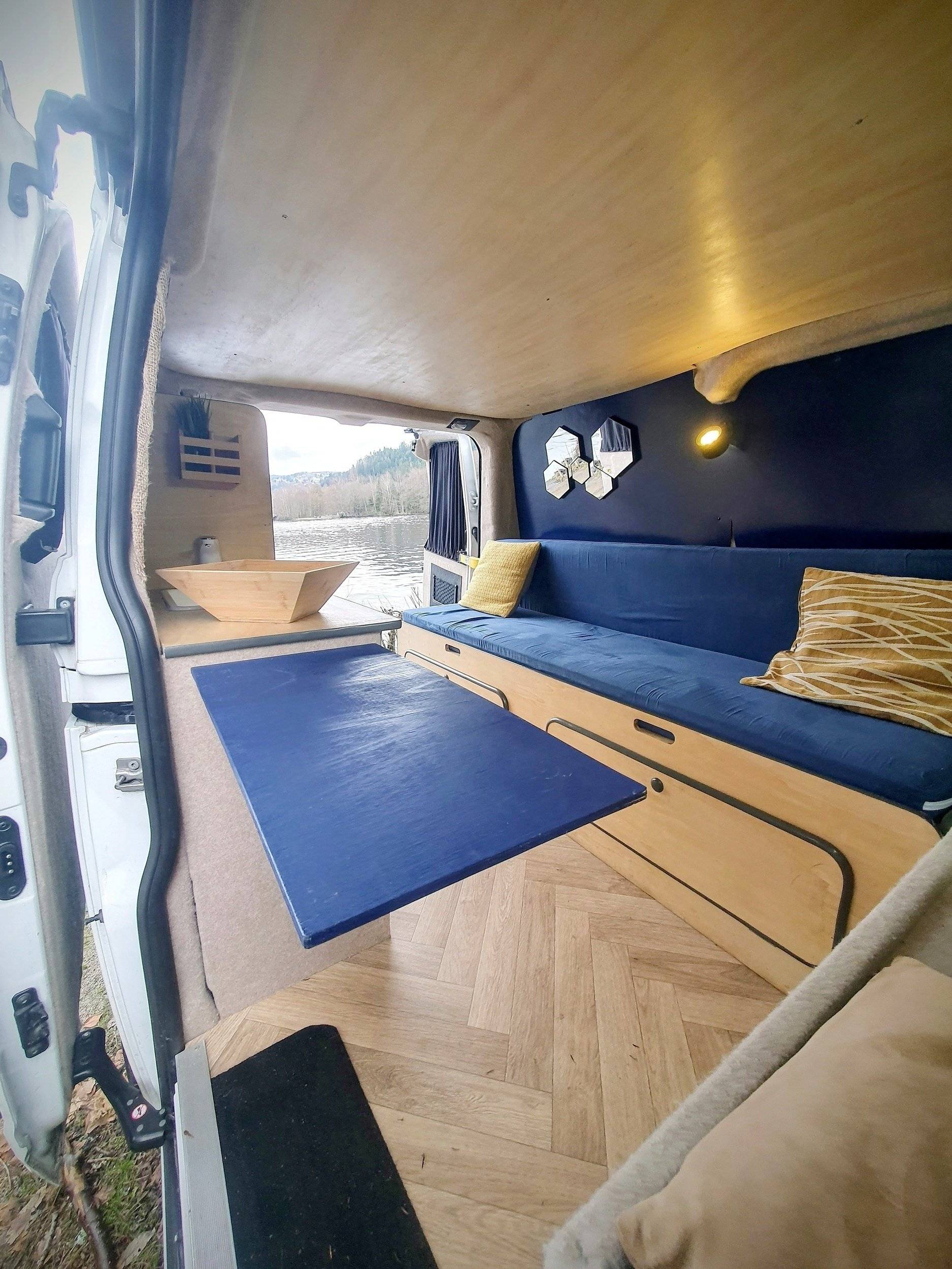 Coin repas Ford Transit Custom 2,0l 105 ch - Yescapa