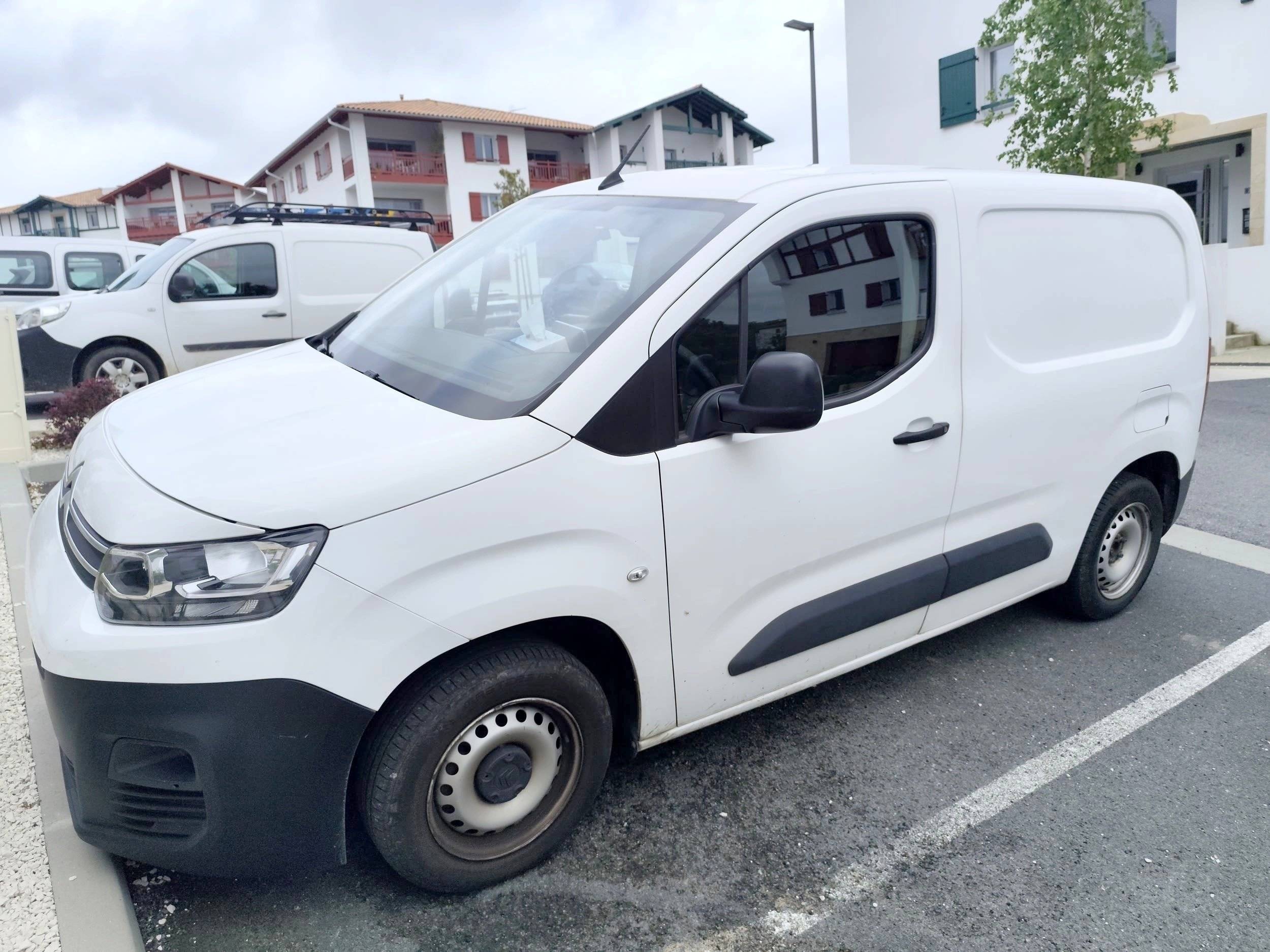 Front view from 3/4 Citroën Berlingo - Yescapa