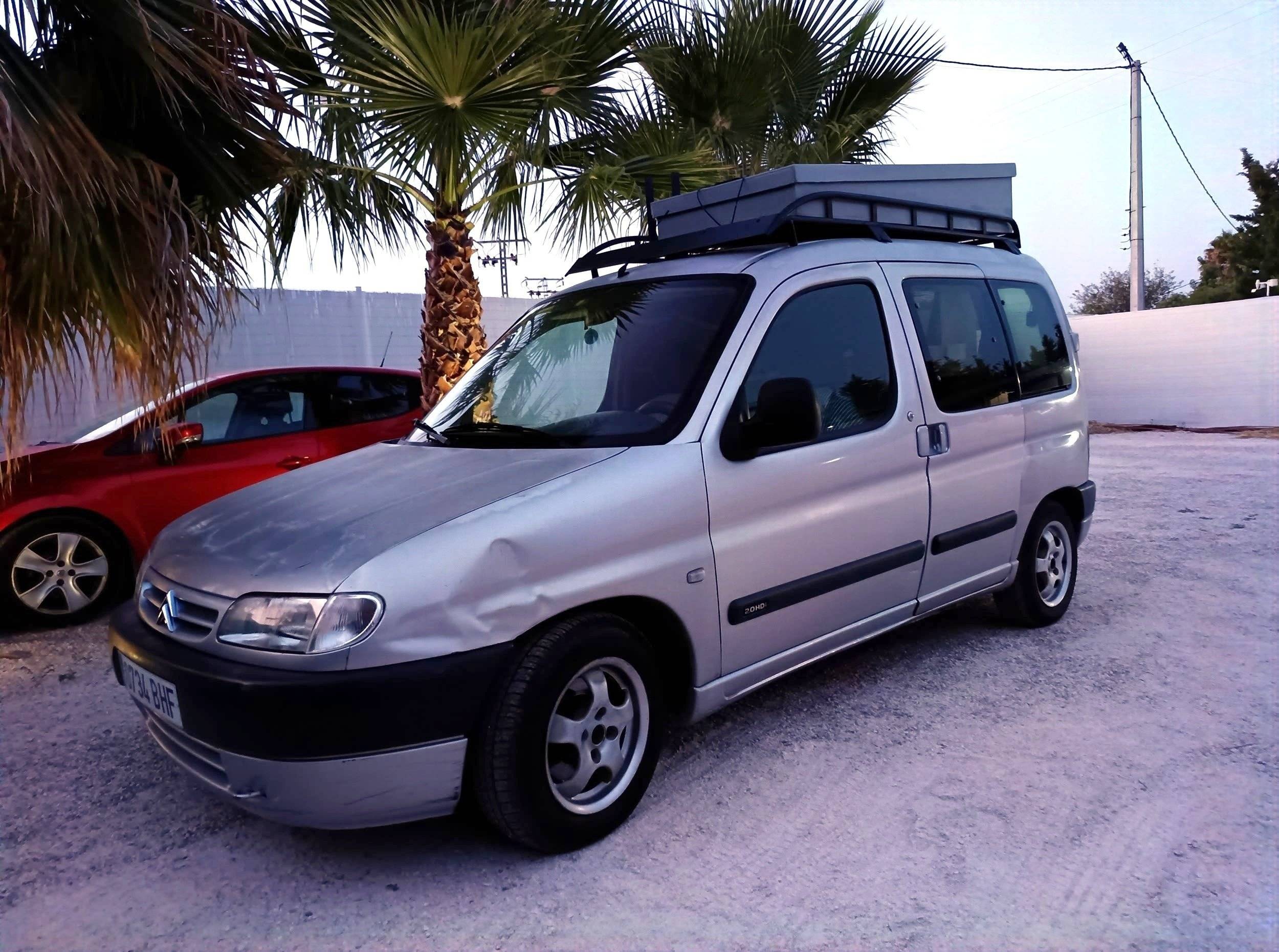 Vista frontale a ¾ Citroën Berlingo minicamper - Yescapa