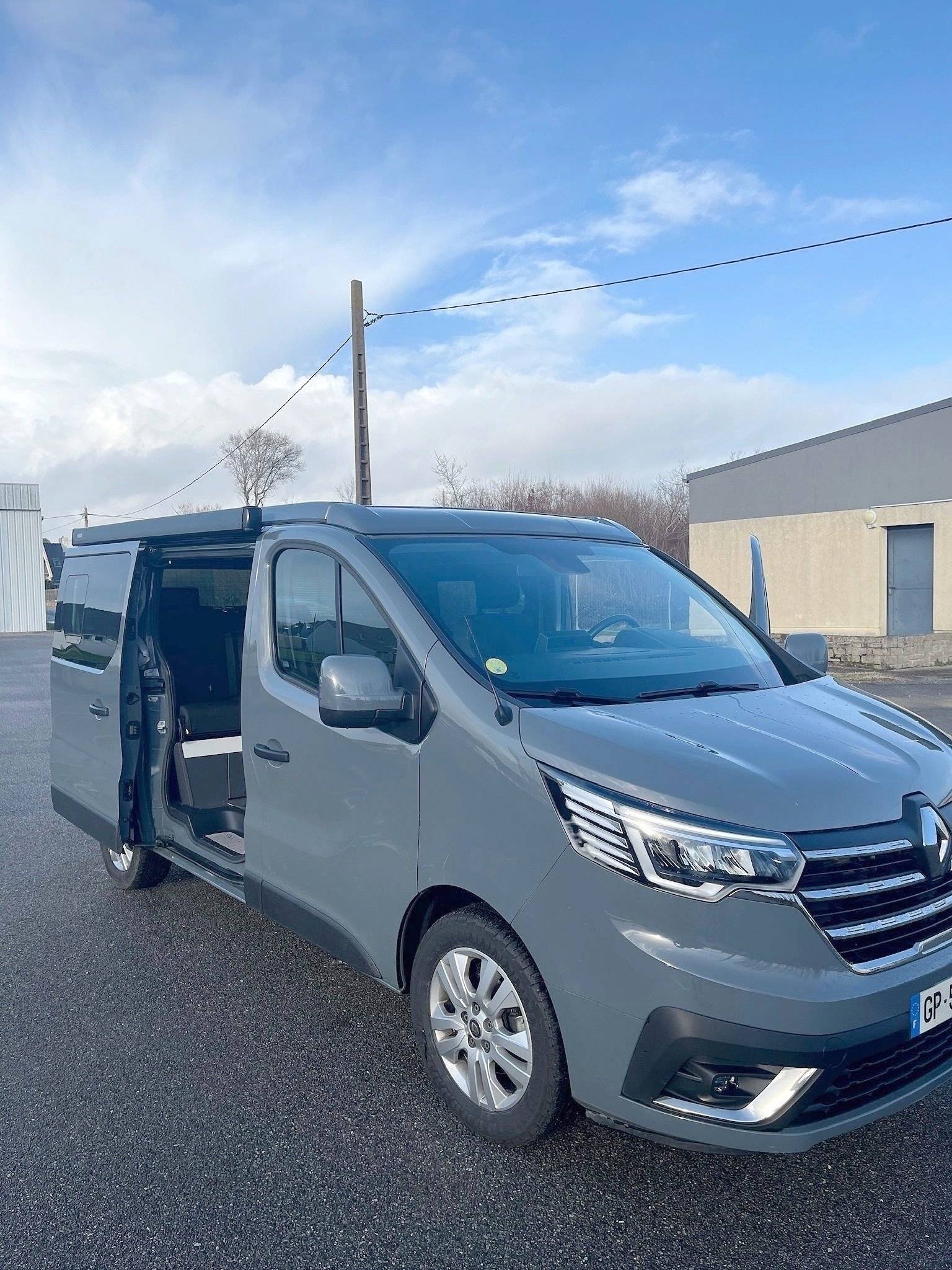 schräge Vorderansicht Renault Trafic - Yescapa