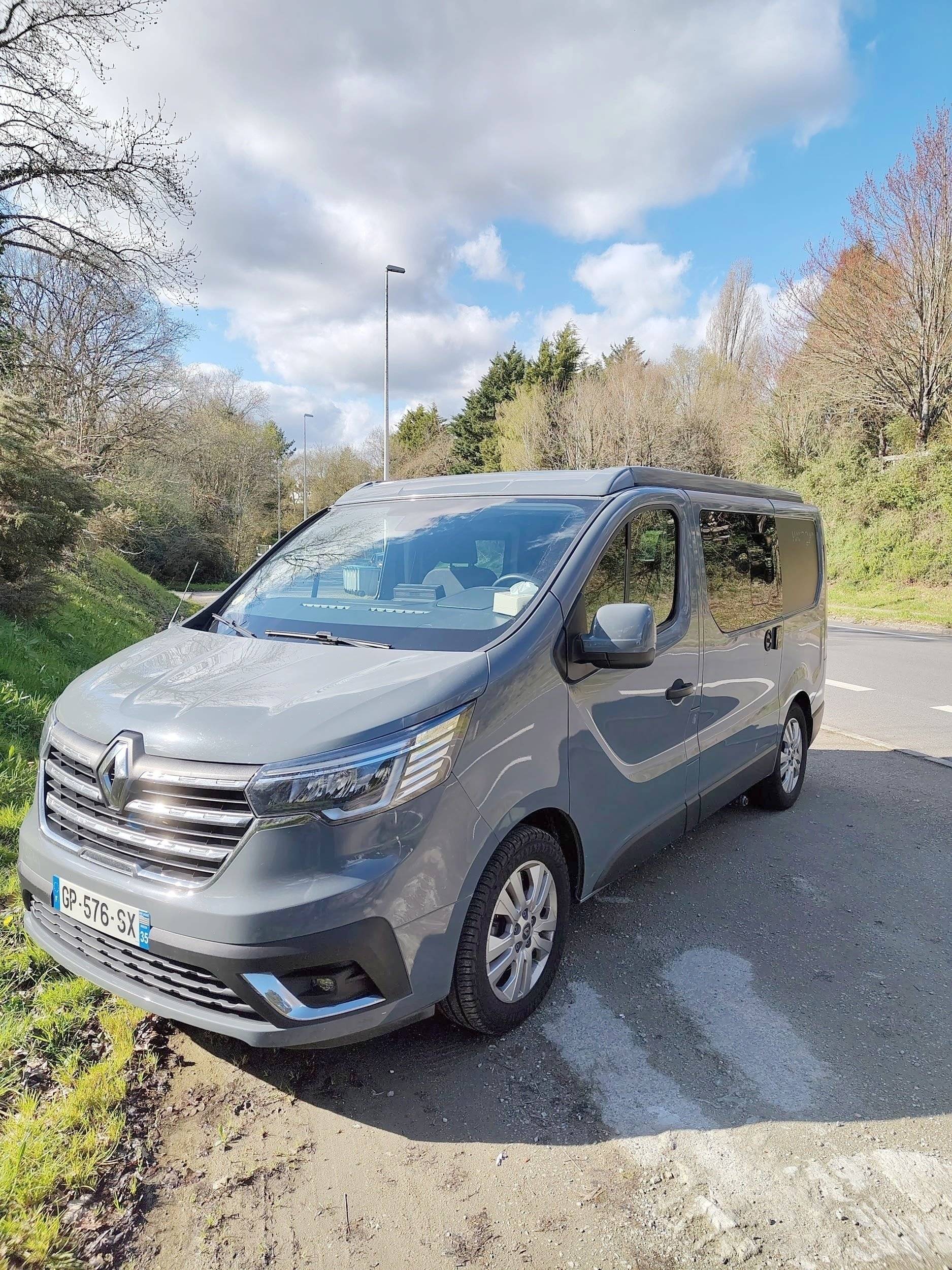 Front view from 3/4 Renault Trafic - Yescapa