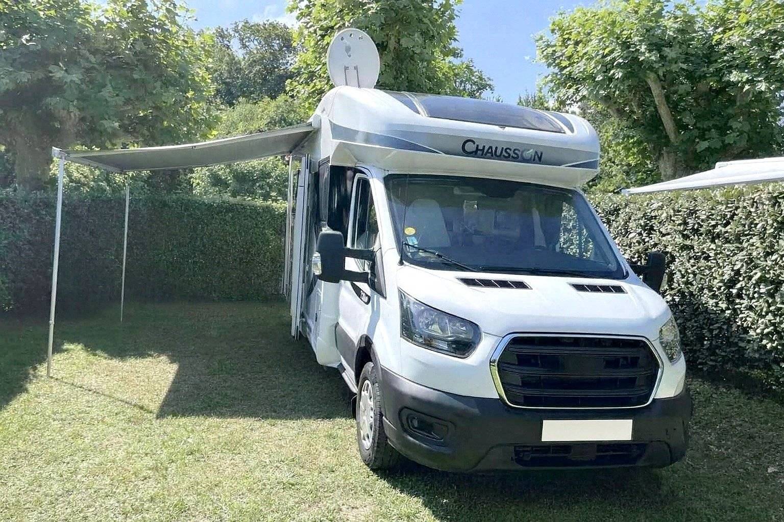 schräge Vorderansicht Ford ford transit - Yescapa