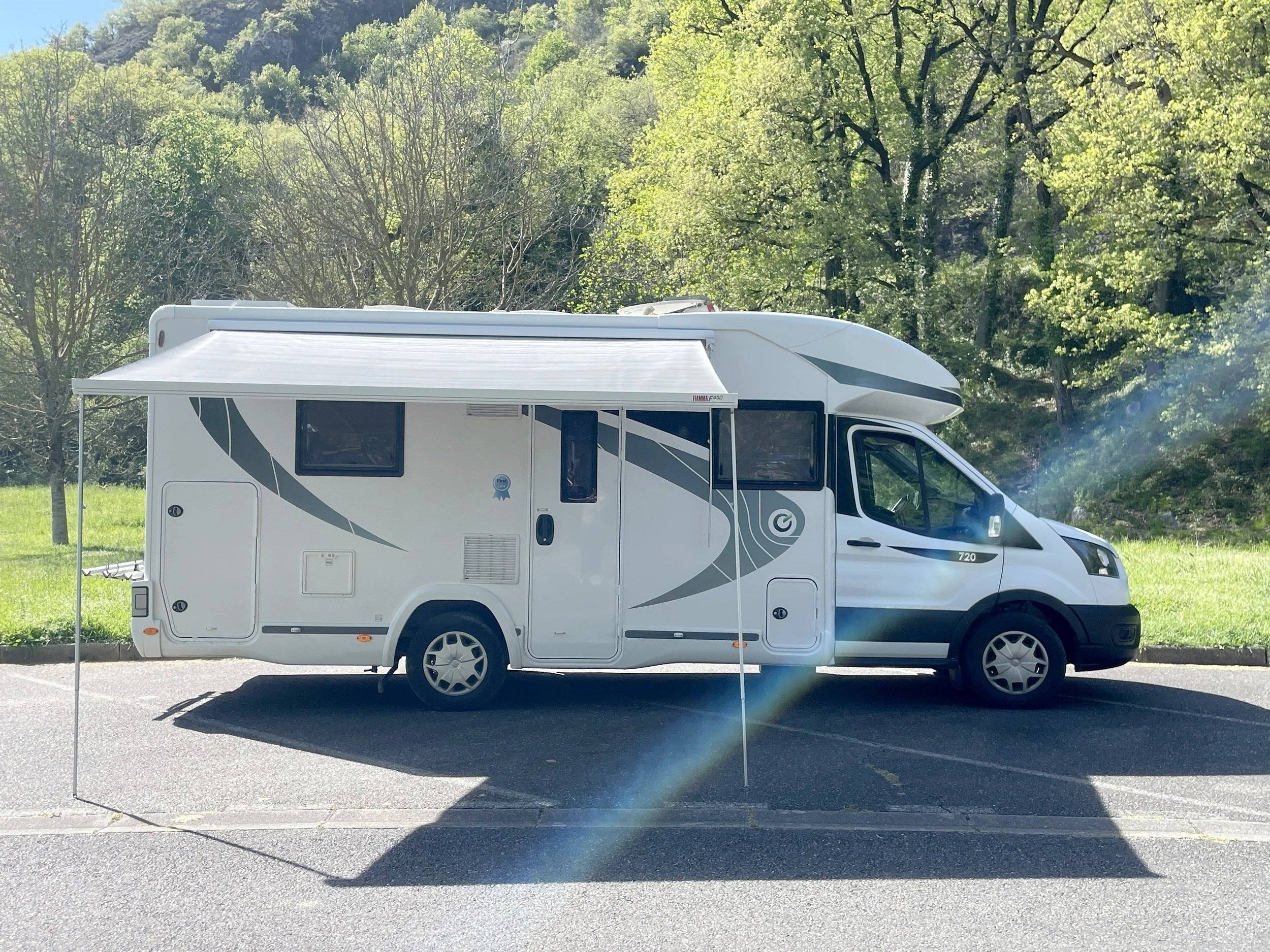 Vista del vehicle angle davanter Ford ford transit - Yescapa