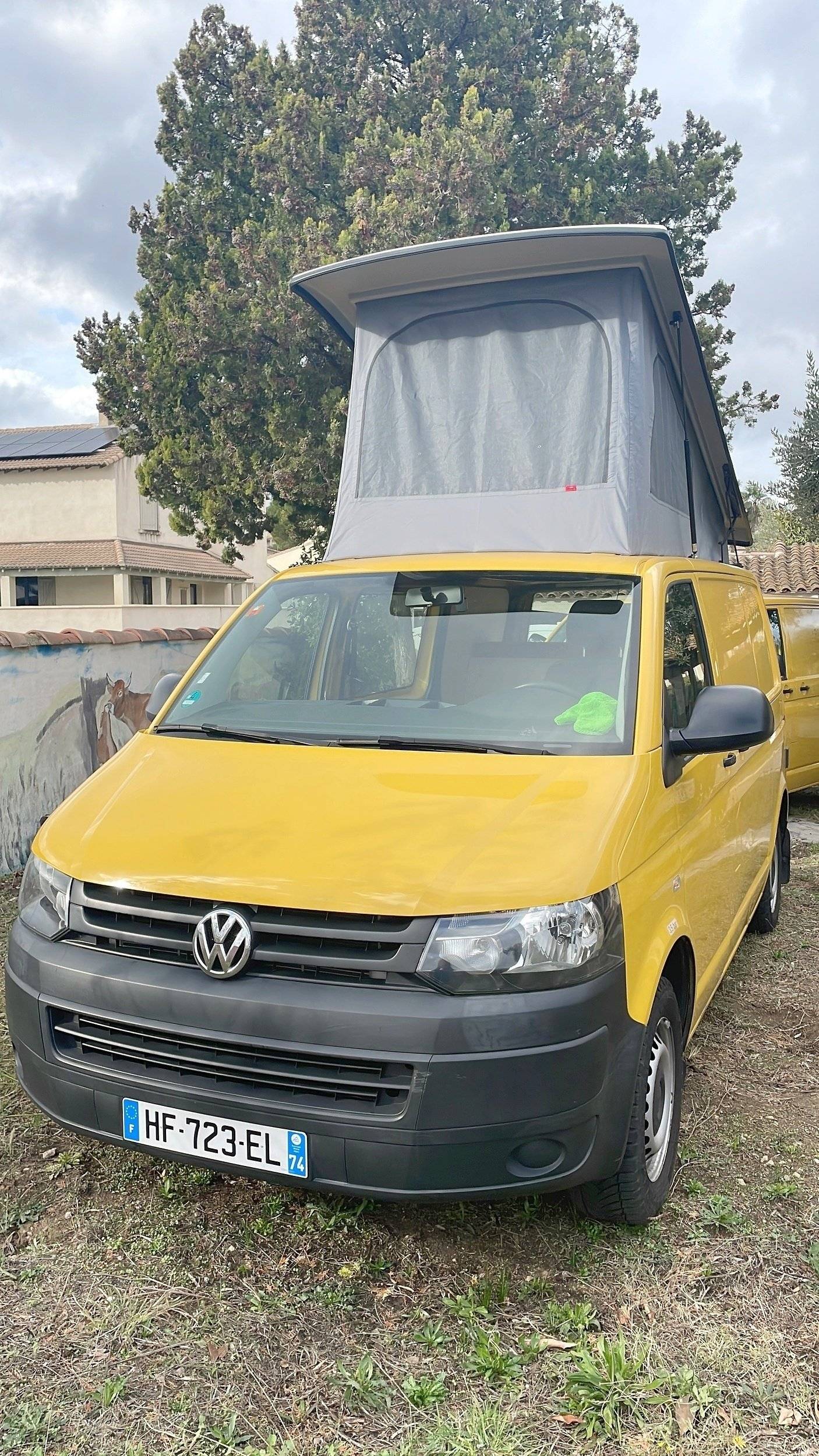 Vista del vehículo ángulo delantero Volkswagen T5 2 l 84 ch - Yescapa