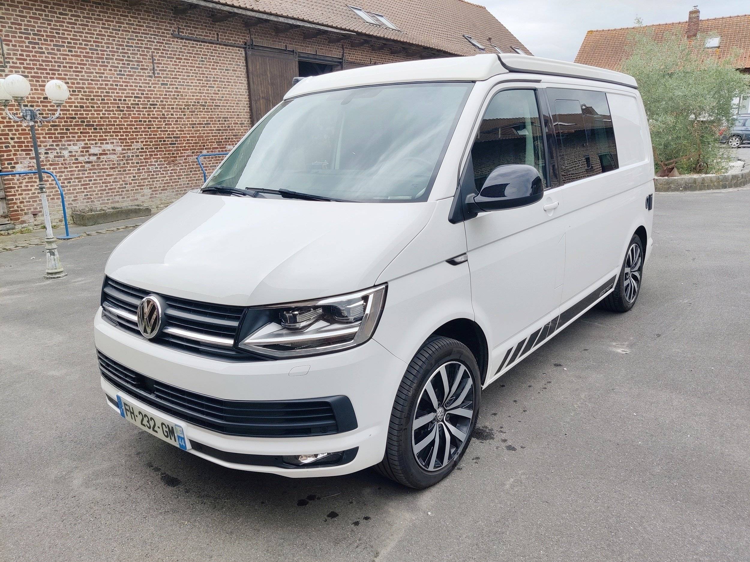 Vista frontale a ¾ Volkswagen Volkswagen Transporter - Yescapa