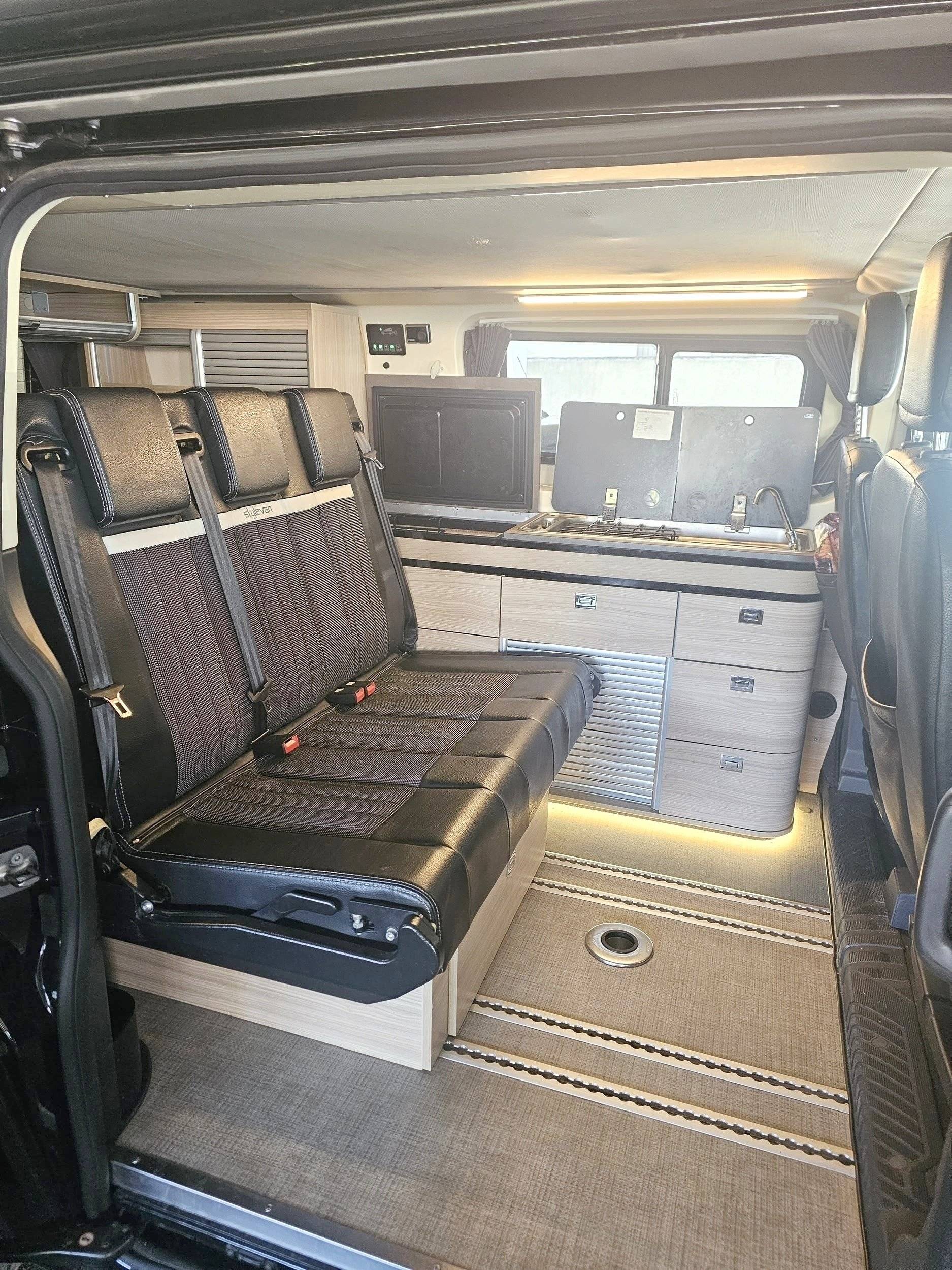 Coin repas Ford Custom 2,0 l 130 ch - Yescapa