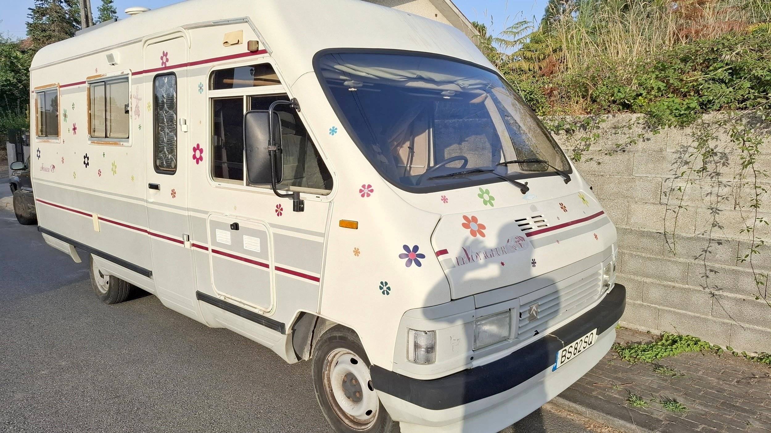 Vue avant de 3/4 Citroën Jumper 2,8 HDI 127 cv - Yescapa