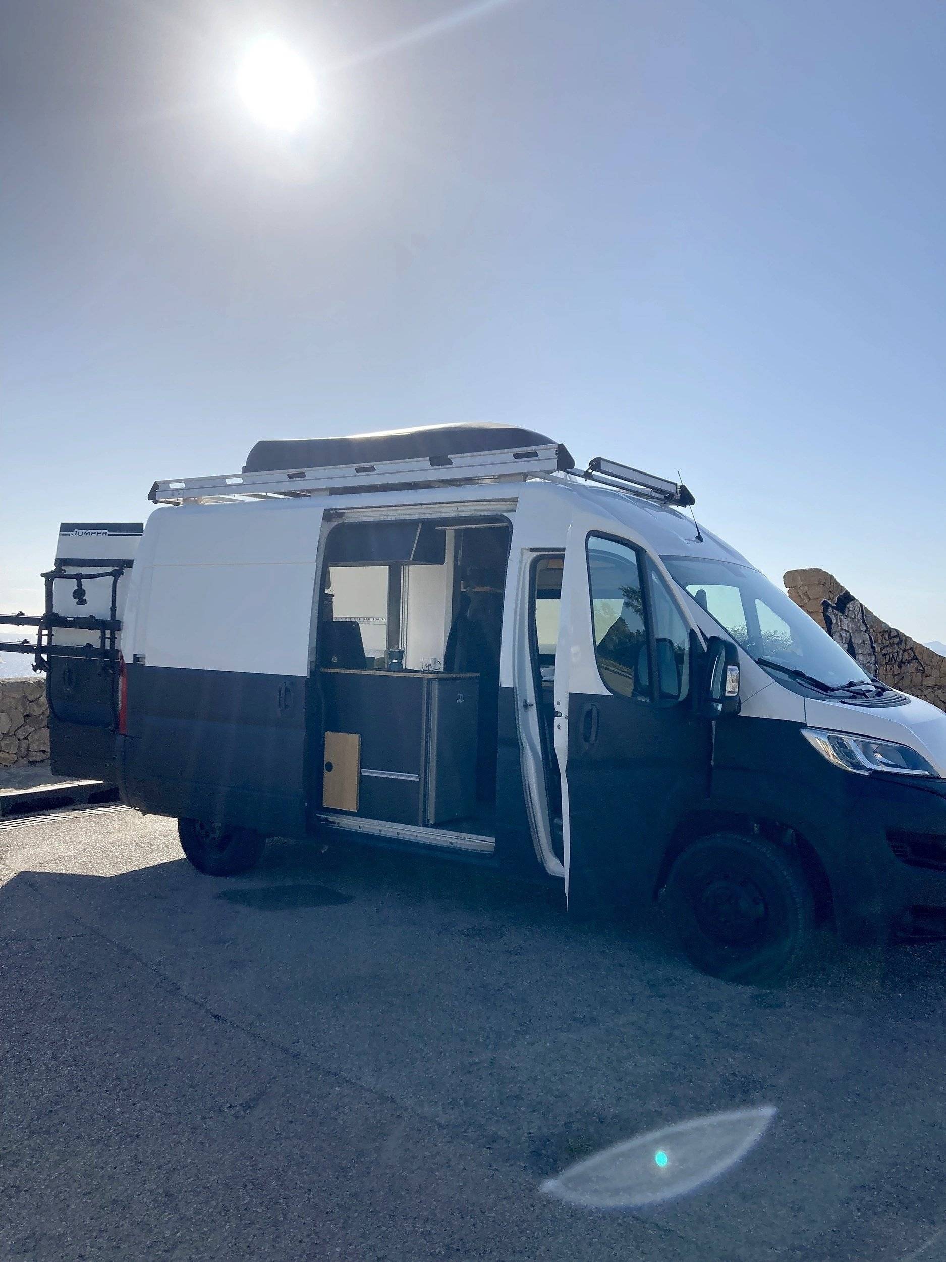 Front view from 3/4 Citroën Citroën jumper - Yescapa